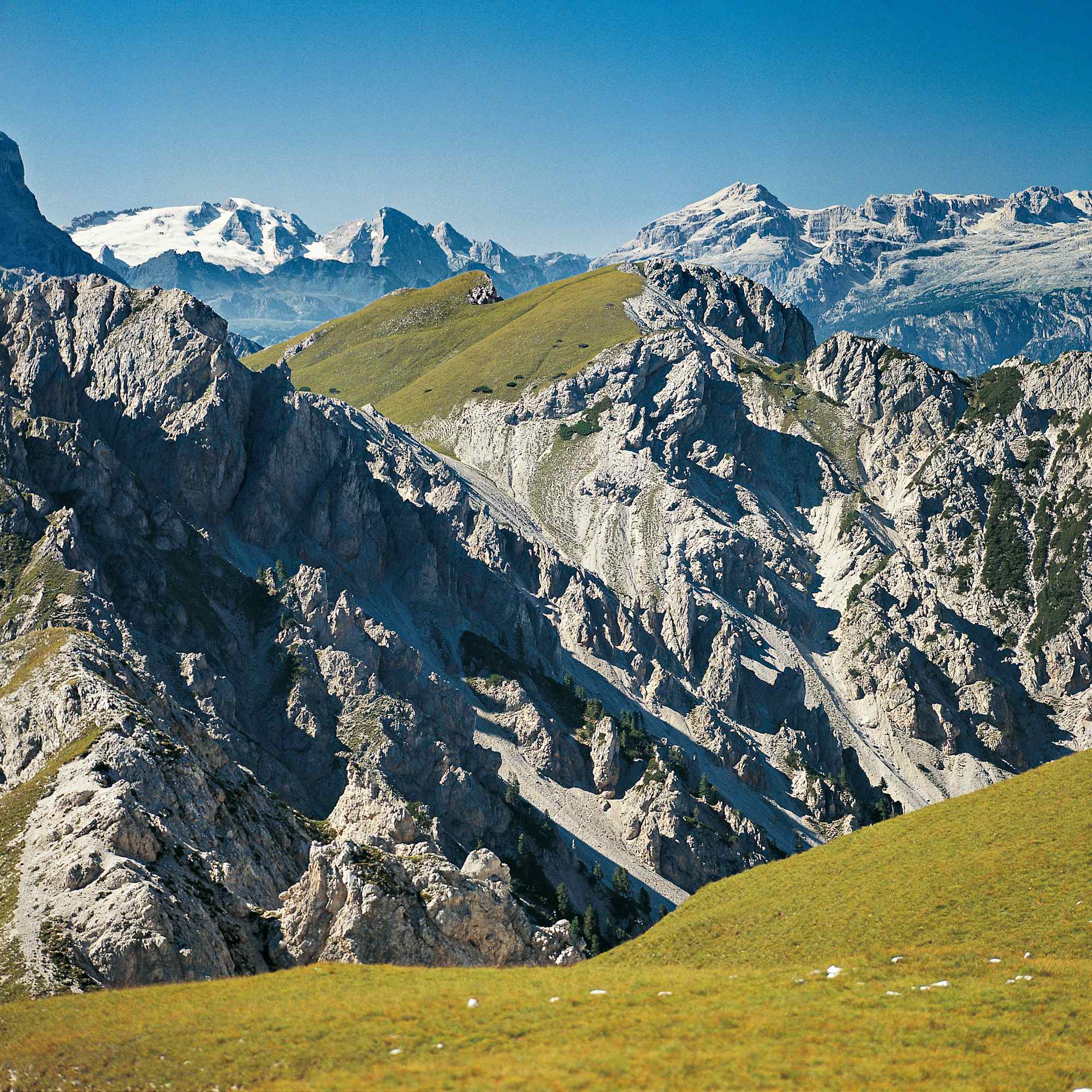 Im Anstieg zum Piz da Peres. Im Süden grüßen Marmolada-, Puez- und Sellagruppe.