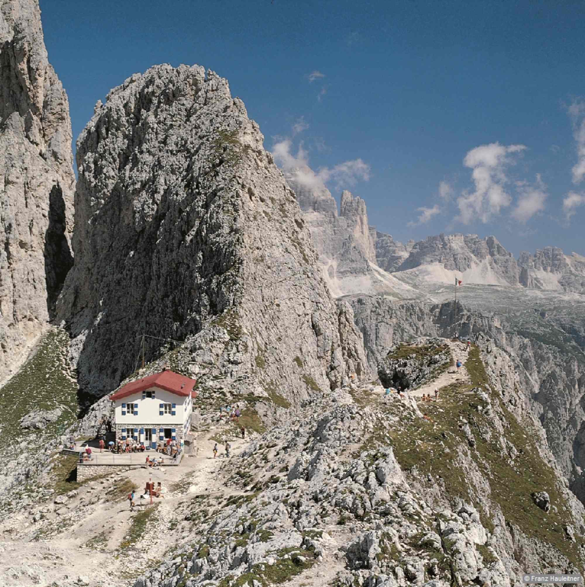 Die Fonda-Savio-Hütte von Süden