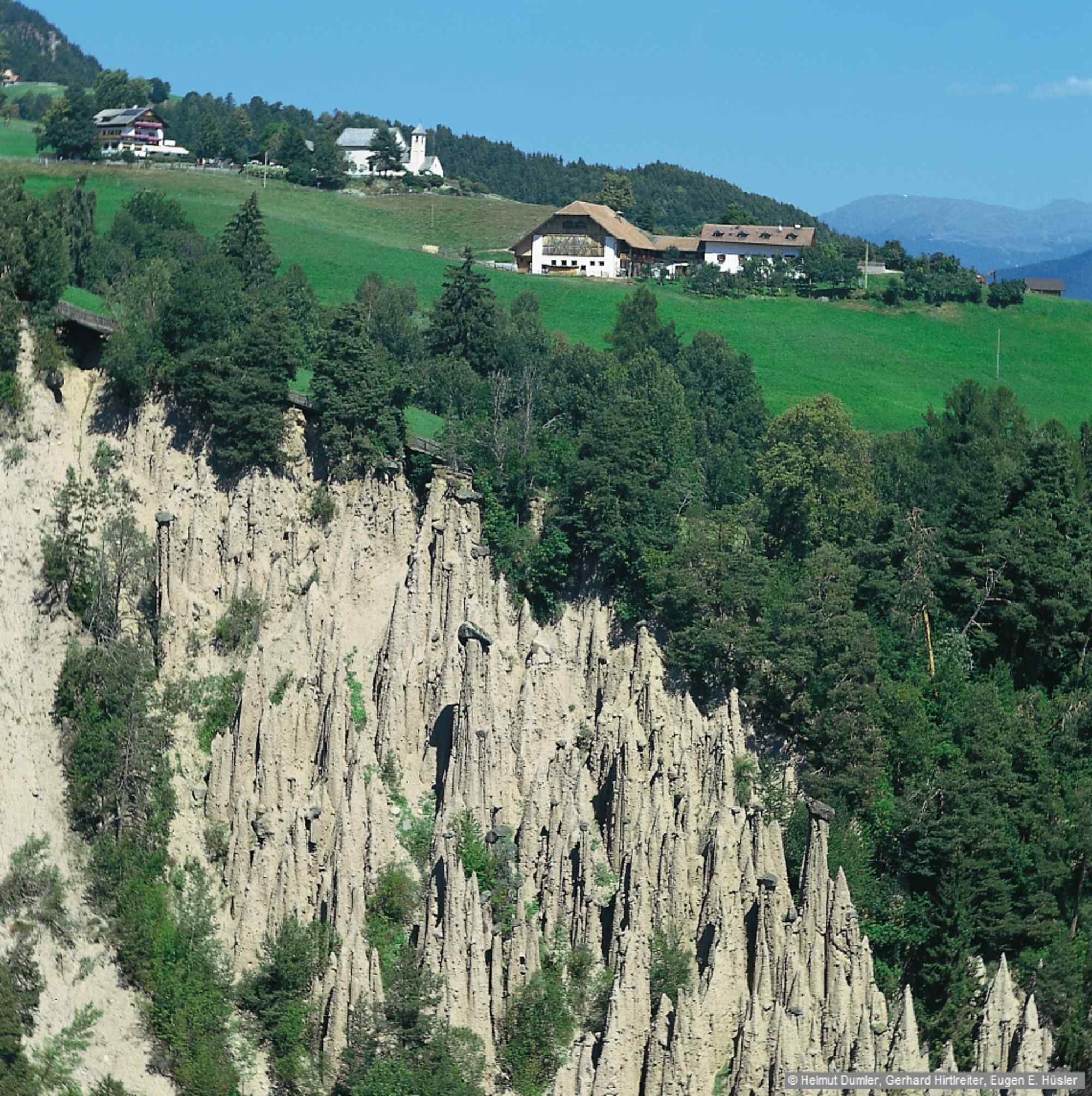 Blick nach Maria Saal – in Bildmitte die Kirche, links davon das Gasthaus.