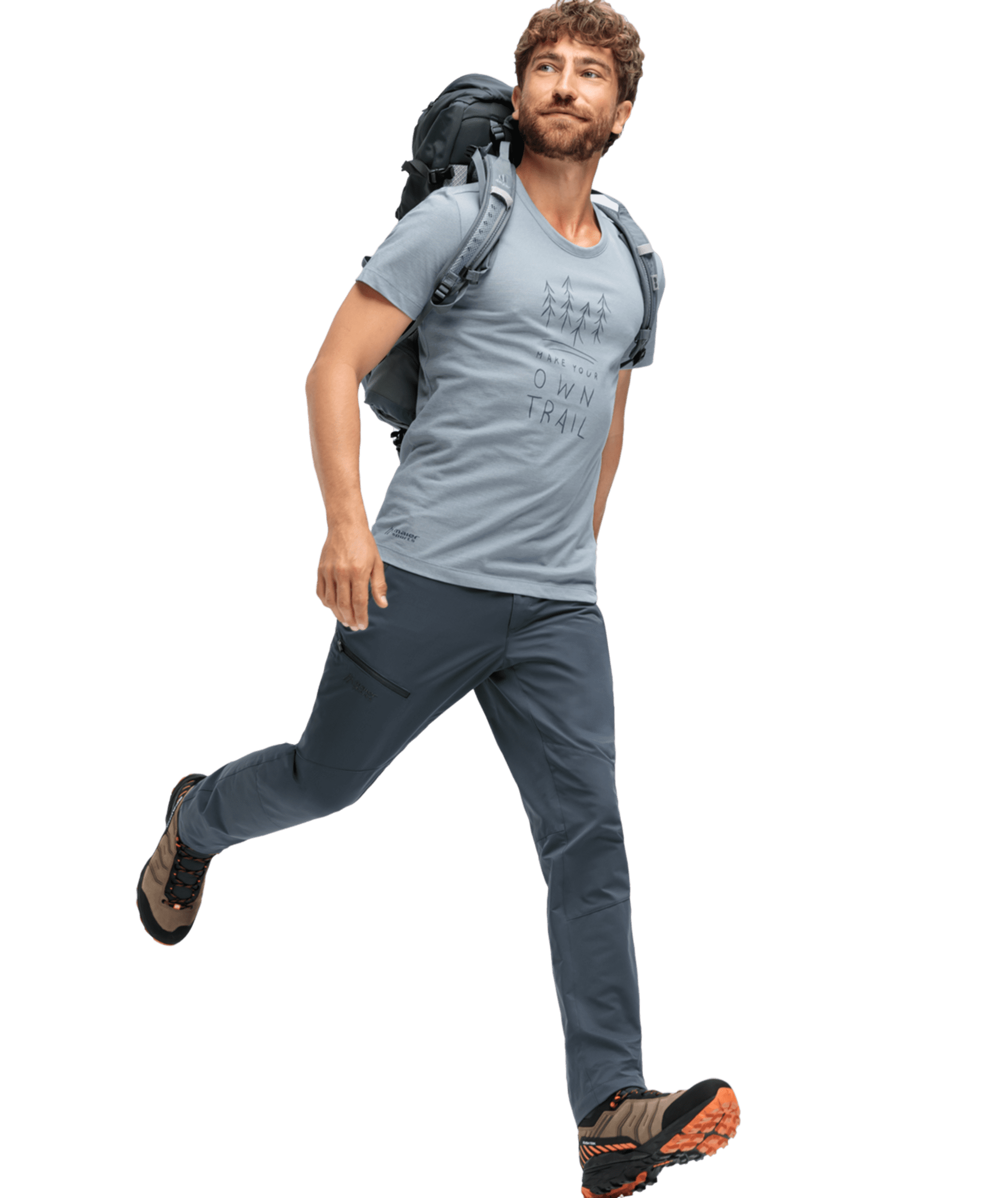 Mann in Maier Sports Outdoor-Outfit mit grauem Funktionsshirt, Wanderhose und Rucksack, perfekt für Trekking und Outdoor-Abenteuer.