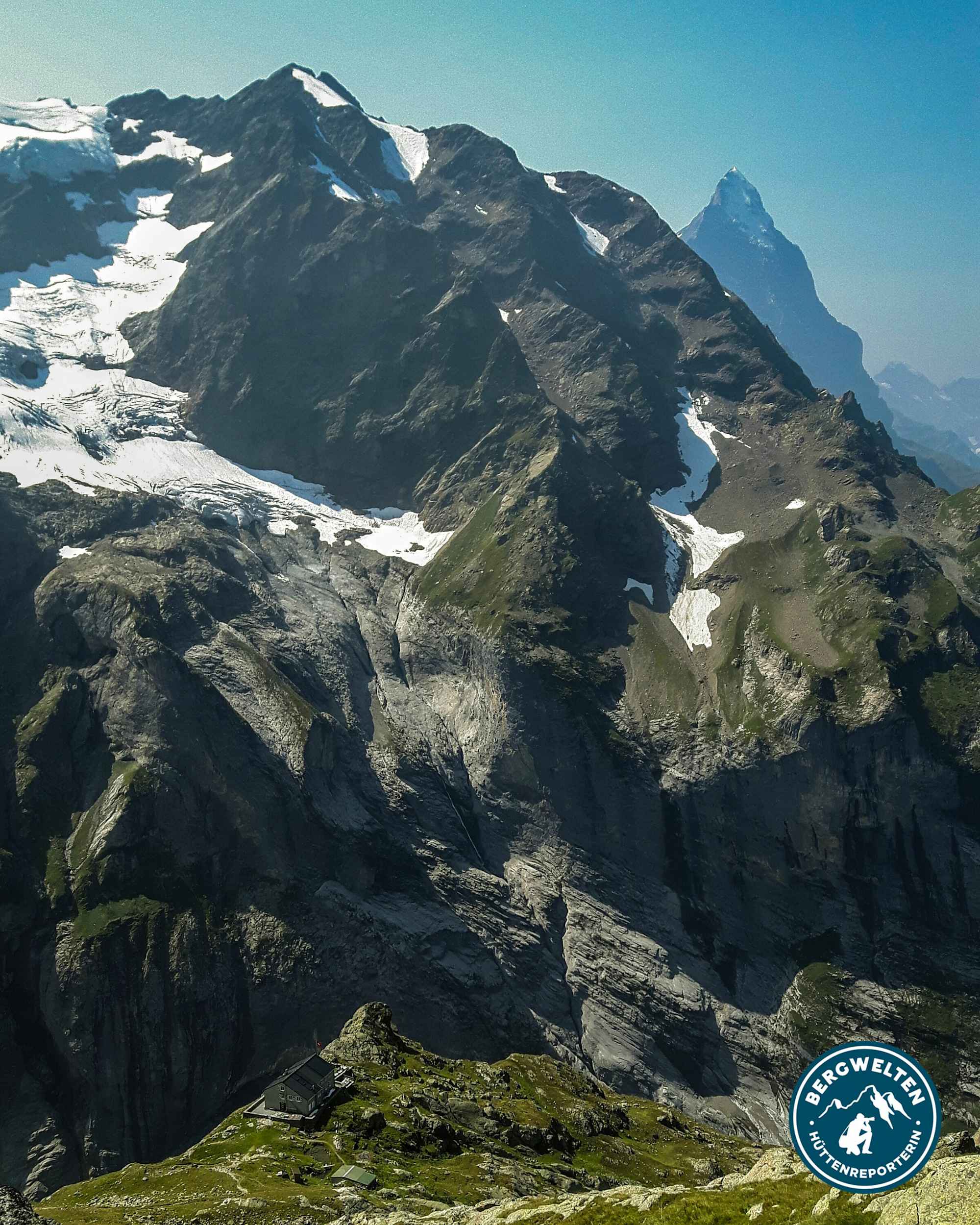 Die Glecksteinhütte steht hoch über Grindelwald auf einer Felskanzel.