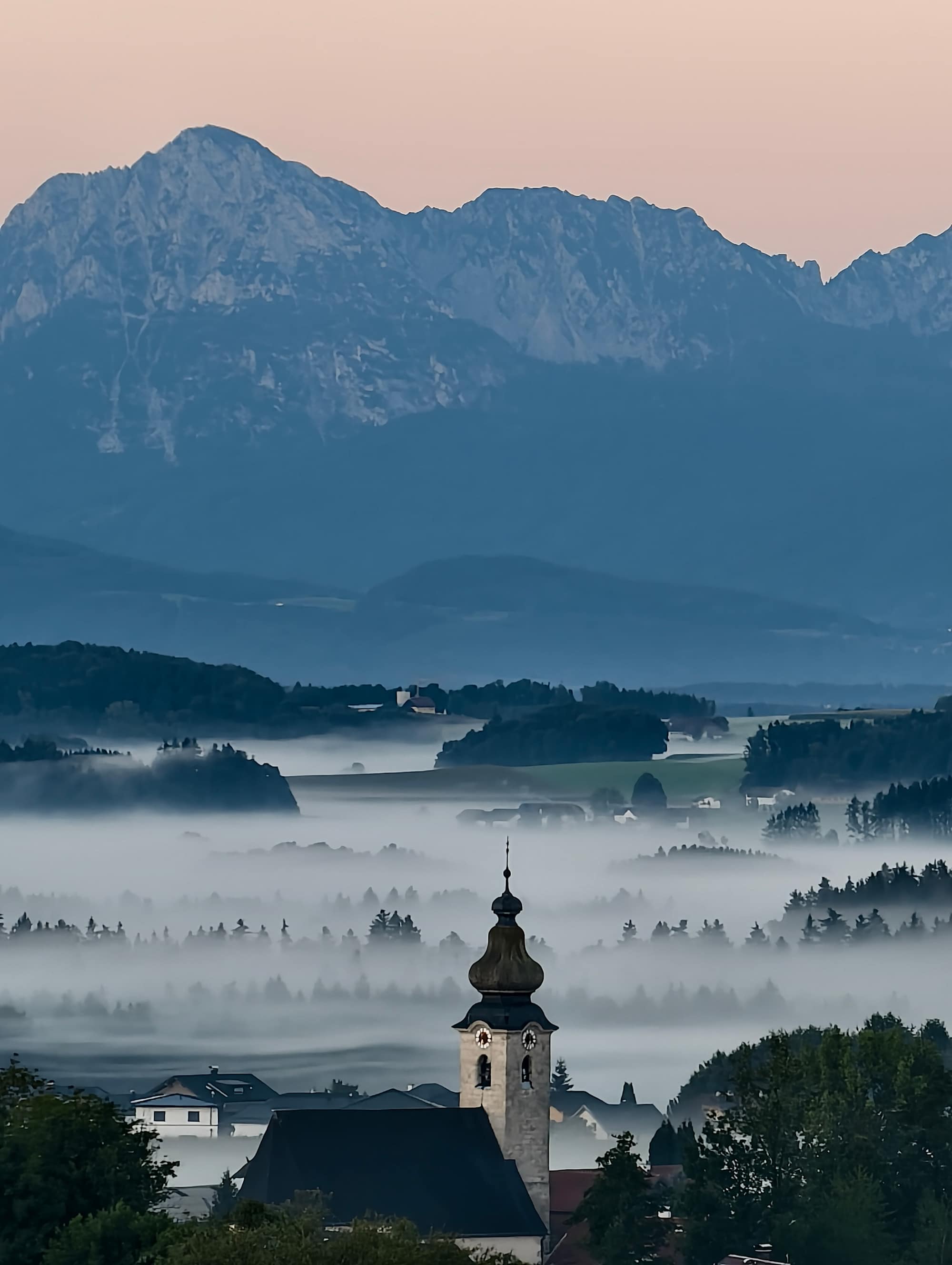 Bergwelten Fotowettbewerb Dein Blick auf die Berge Foto 8, Grenzblick: Vom Hafenberg in Oberösterreich schweift der Blick über das neblige Salzburg bis nach Dorfbeuern.