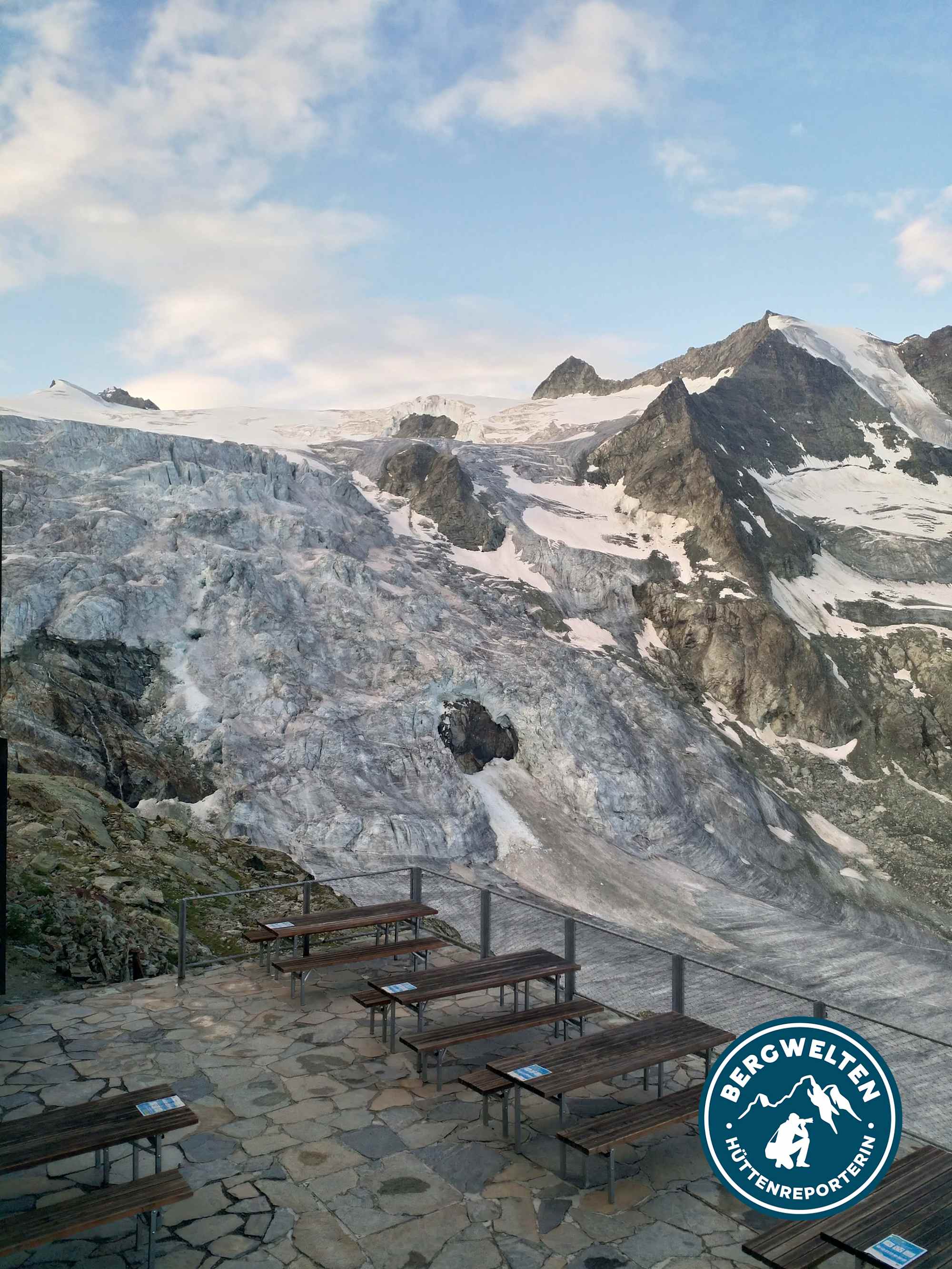 Die Hütte liegt gegenüber dem Zinalrothorn (4221 m)
