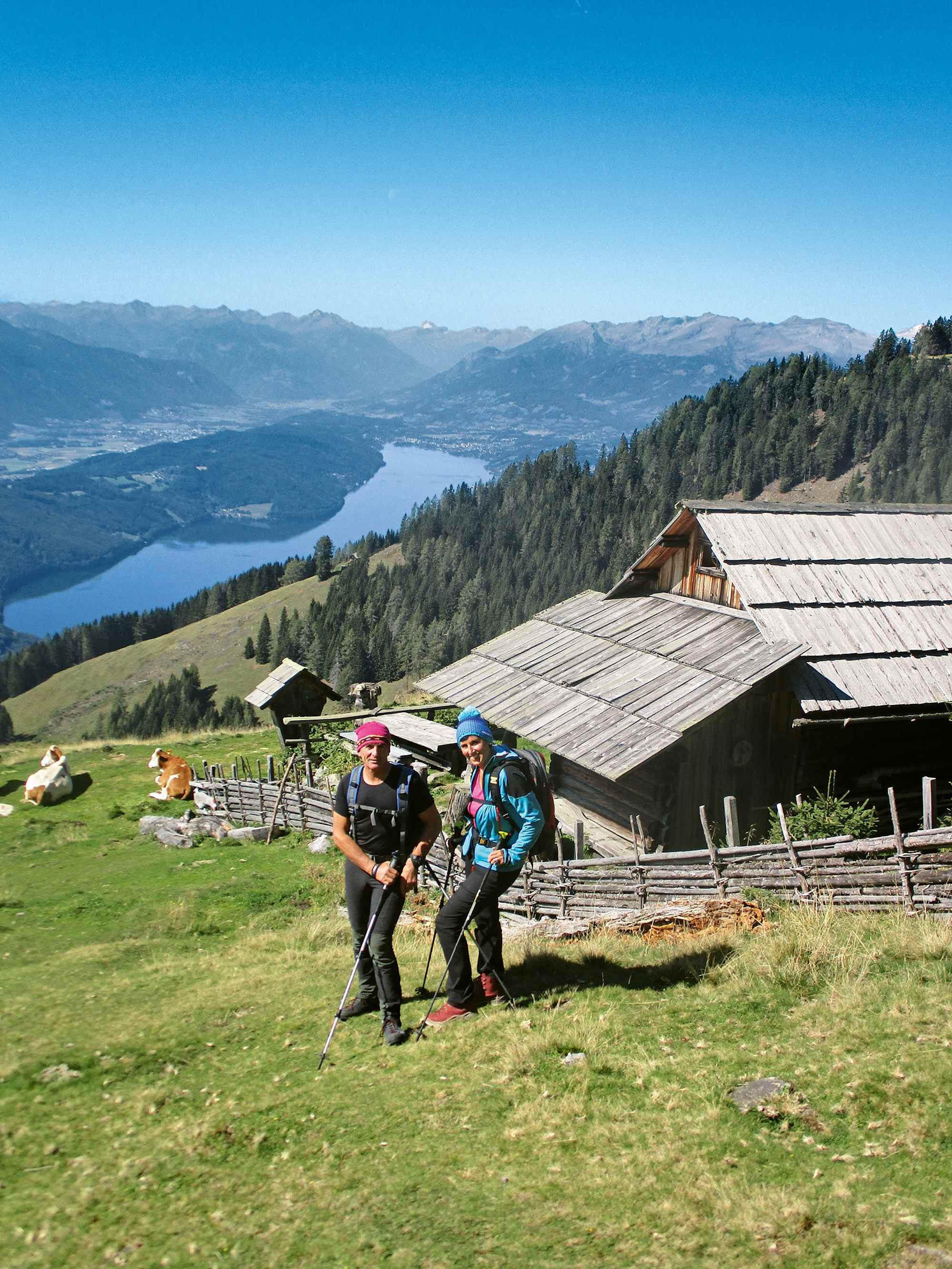 Die Neugartenhütte und der Millstätter See im Hintergrund.