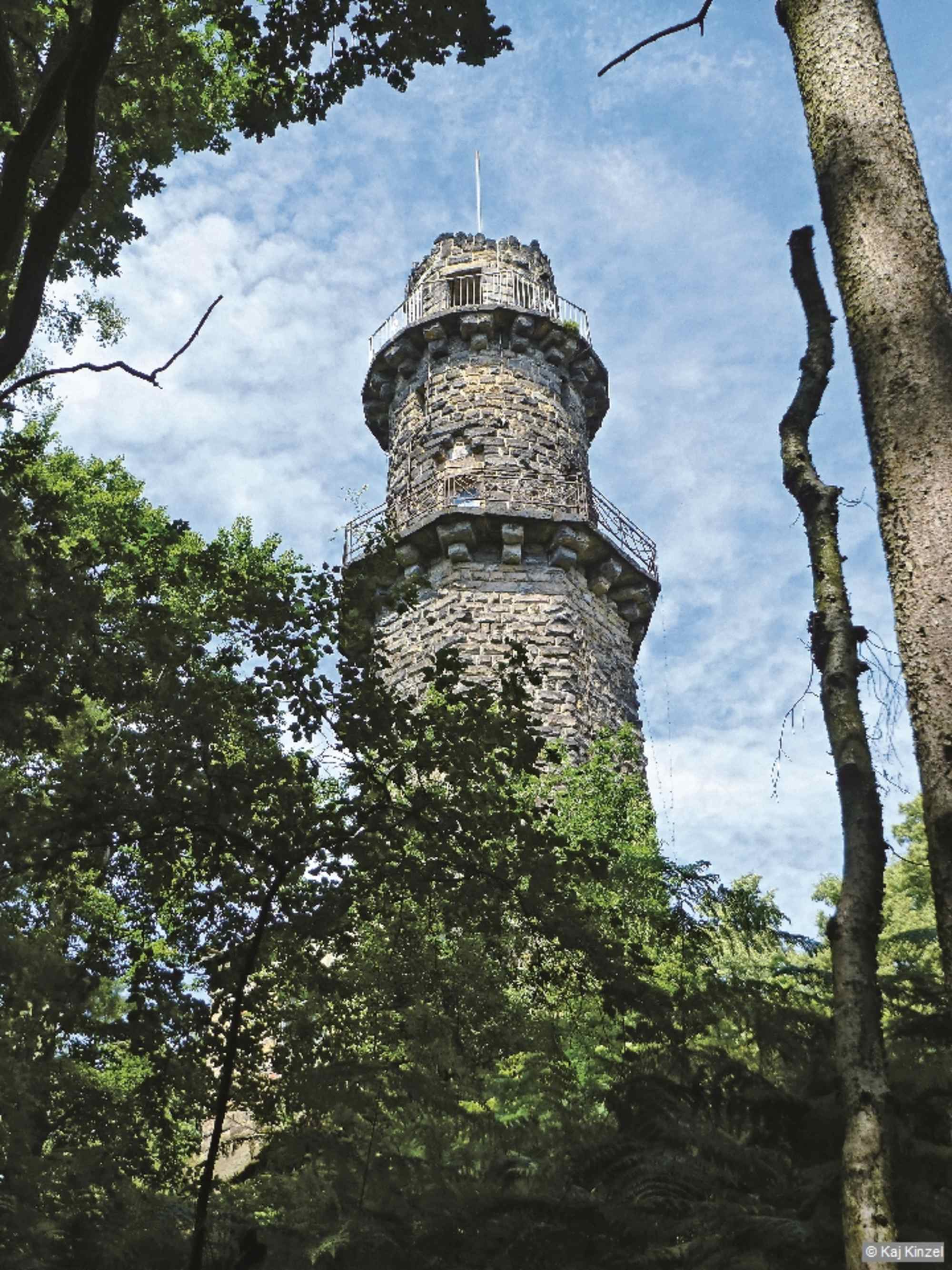Der Aussichtsturm neben der Berggaststätte Pfaffenstein erinnert an das Märchen von Rapunzel.