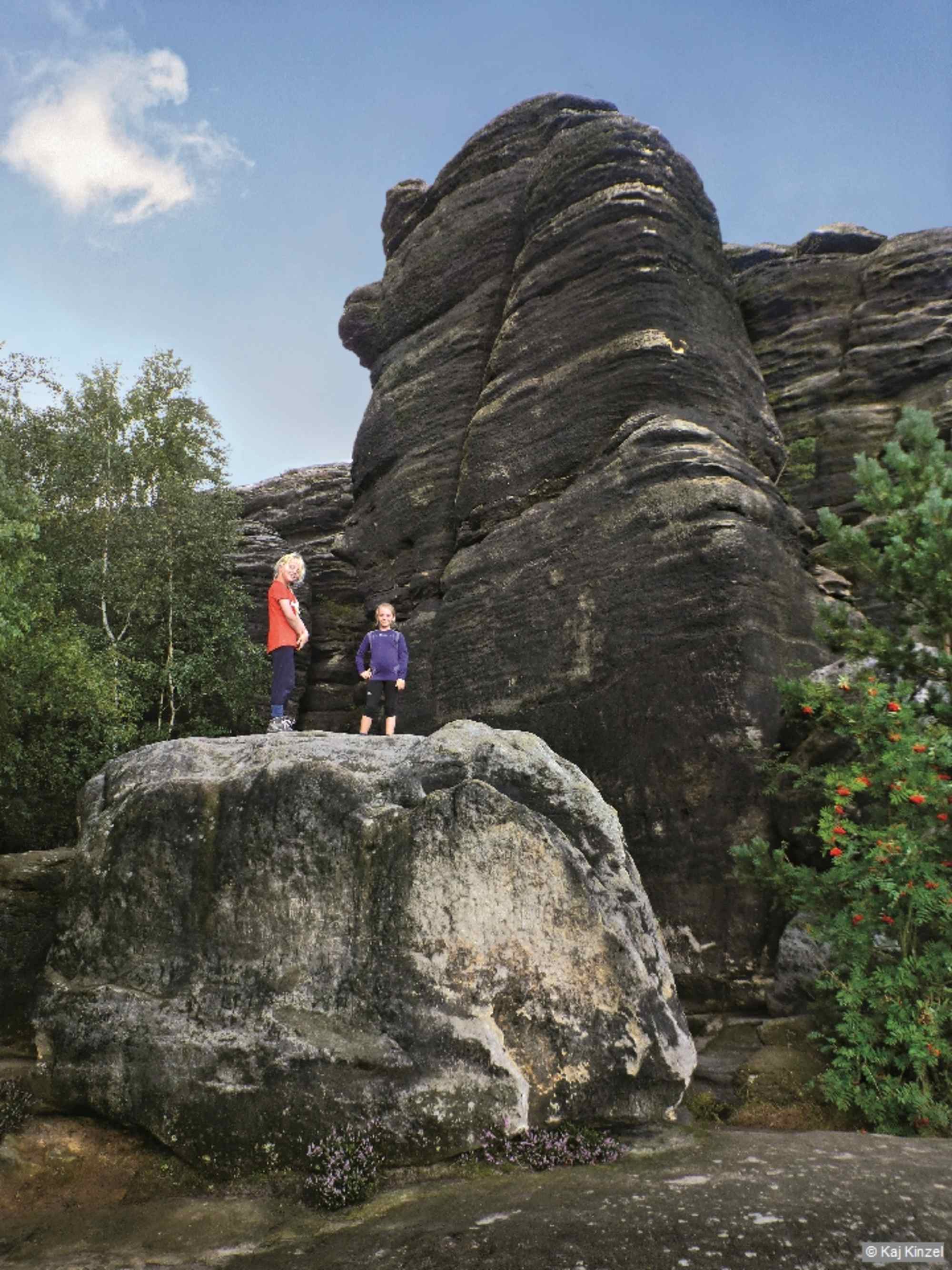 Die kleinen Felsen am Pausenplatz unweit der Barbarine sind beliebte Kletterziele unserer Jüngsten.