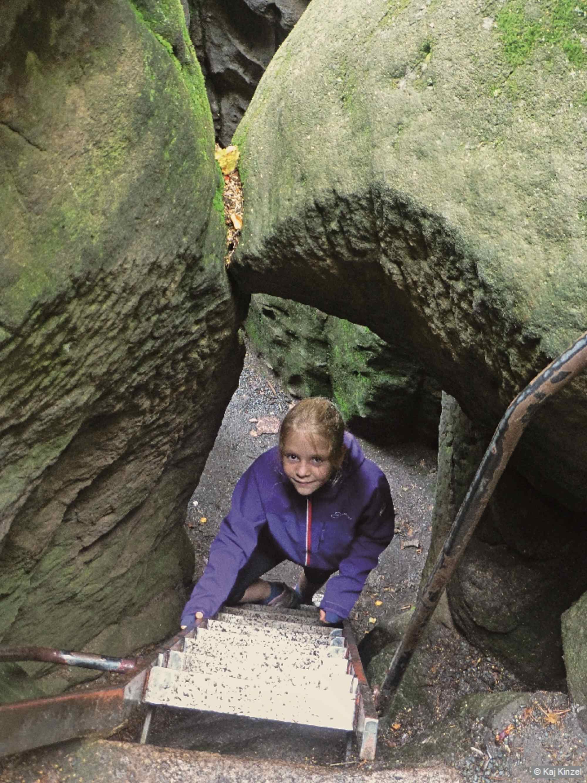 Durch das »Nadelöhr« hindurch erreichen wir das Gipfelplateau des Pfaffensteins.