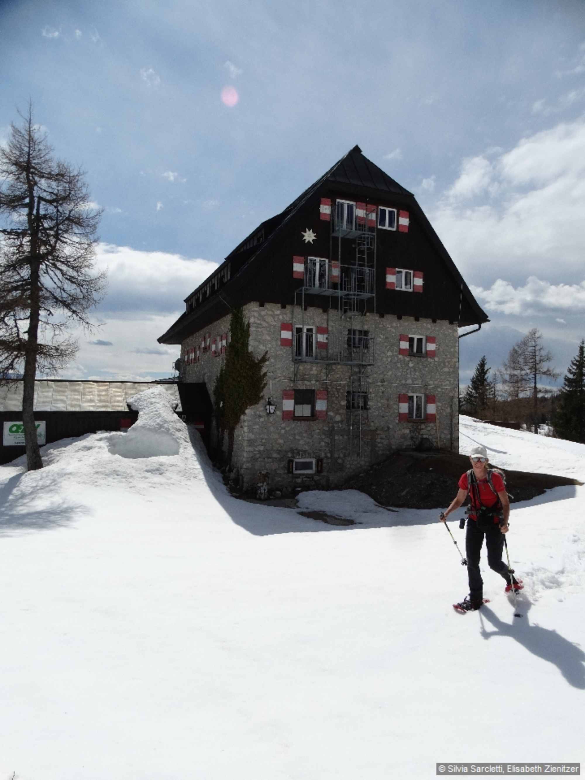Hinter der Hütte gehen wir leicht abwärts, bis wir die Langlaufloipe queren.