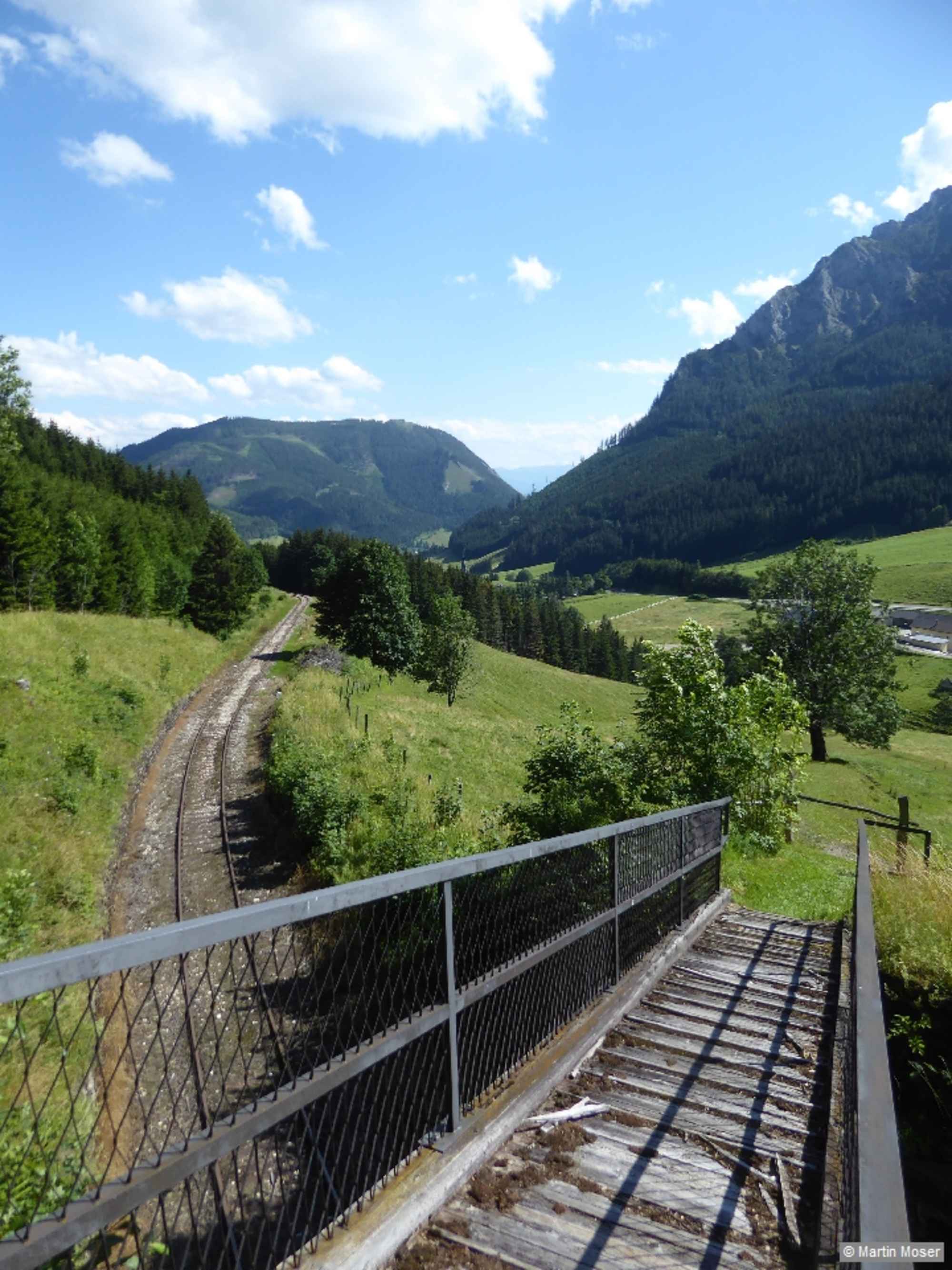Schmale Brücke über die Erzbergbahn.