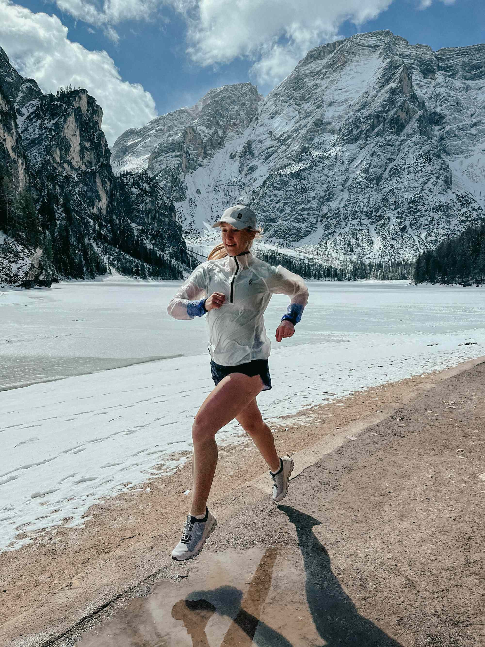 Wenn der Pragser Wildsee im Frühling noch unter einer Eisschicht ruht, läuft es sich entlang des Ufers umso entspannter, weil noch kaum Wanderer unterwegs sind. 