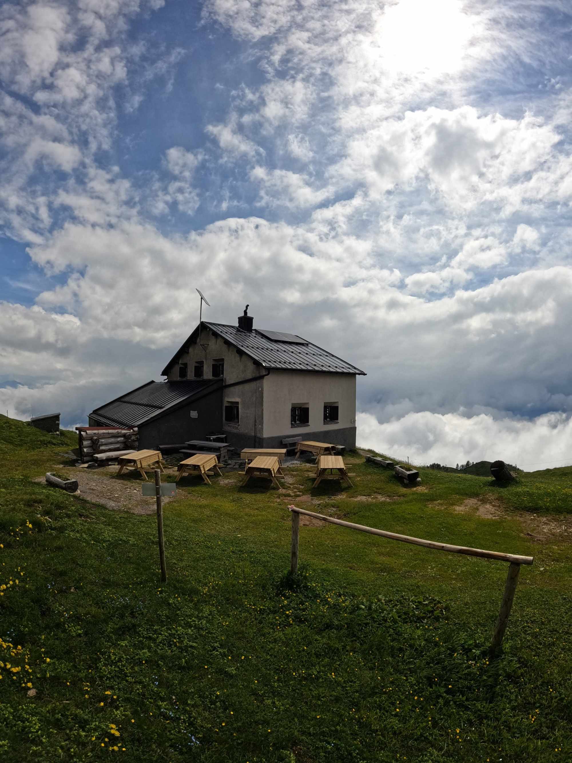 Die Calandahütte bietet - zumindest bei schönen Wetter - ausreichend Platz für ihre Gäste.