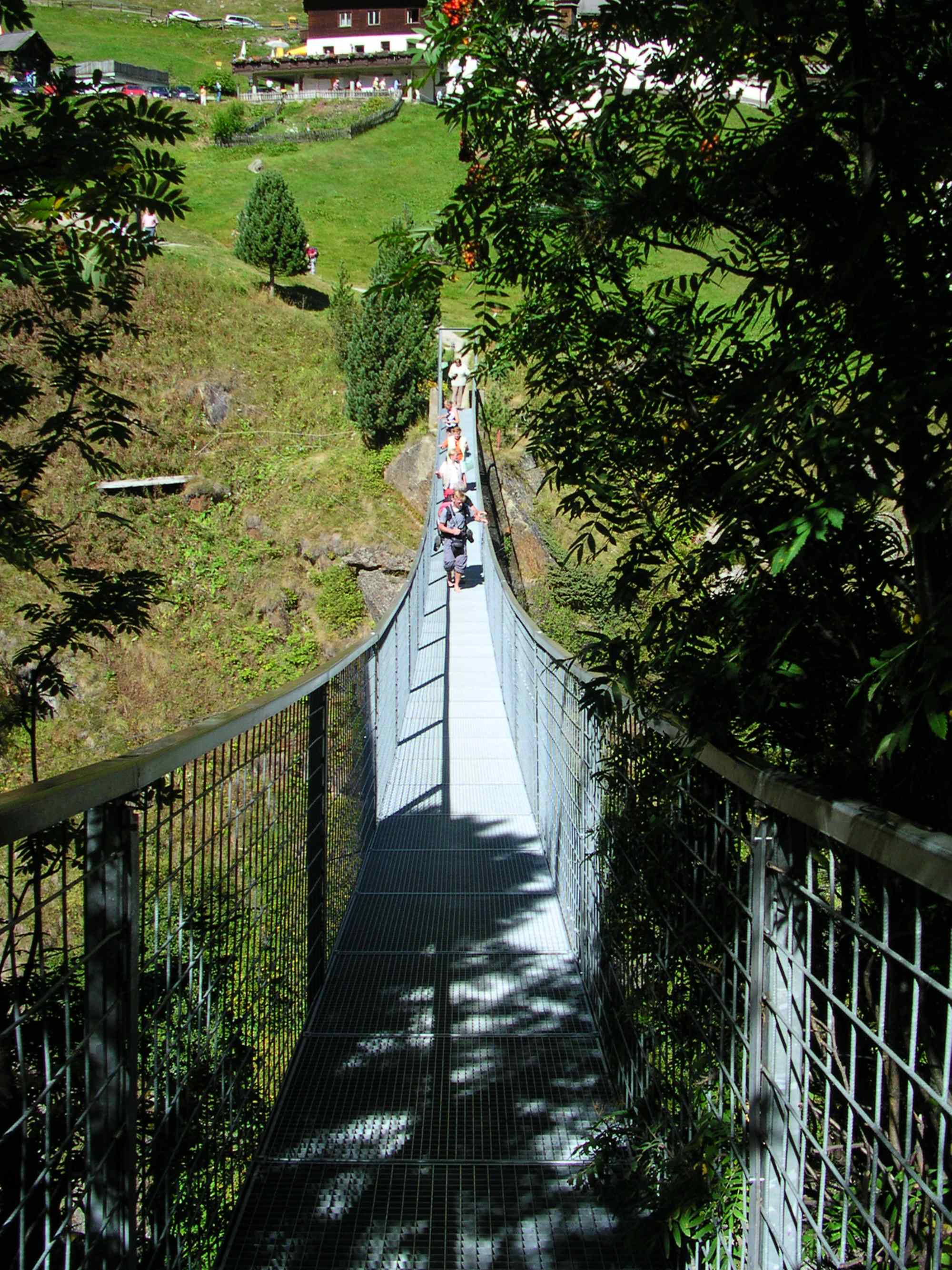 Die Hängebrücke über die Rofenache.