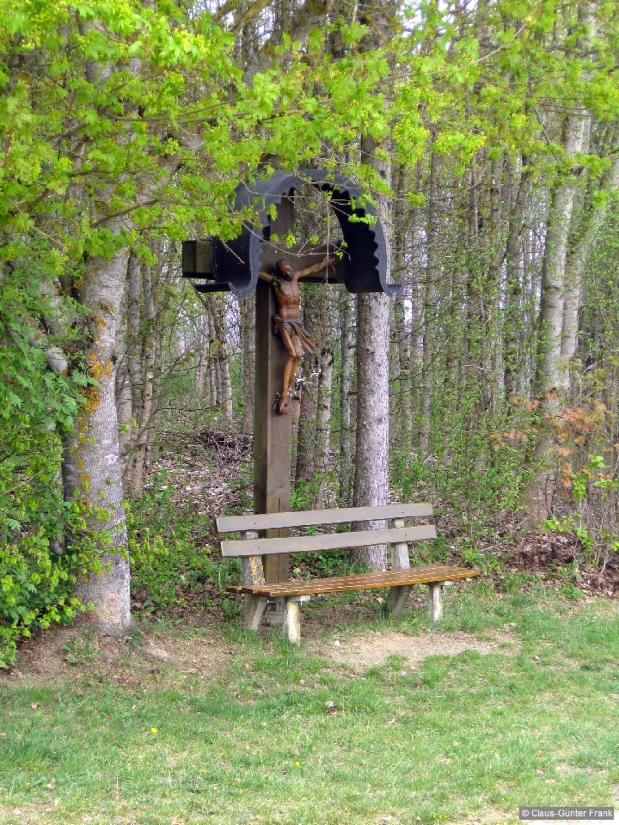 Wegkreuz an einer Gabelung am Jakobsweg