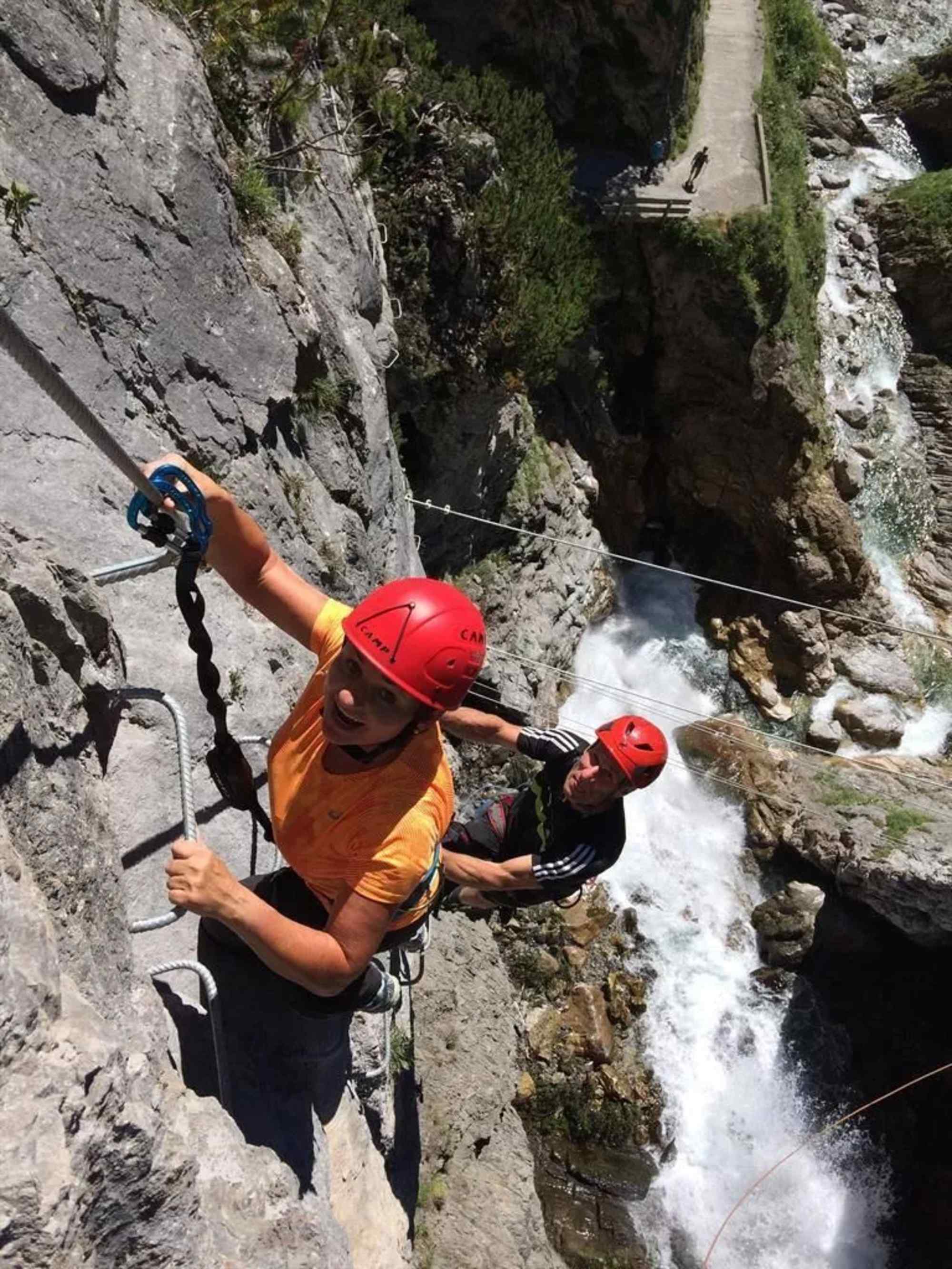 Im Klettersteig Simmswasserfall bei Holzgau.