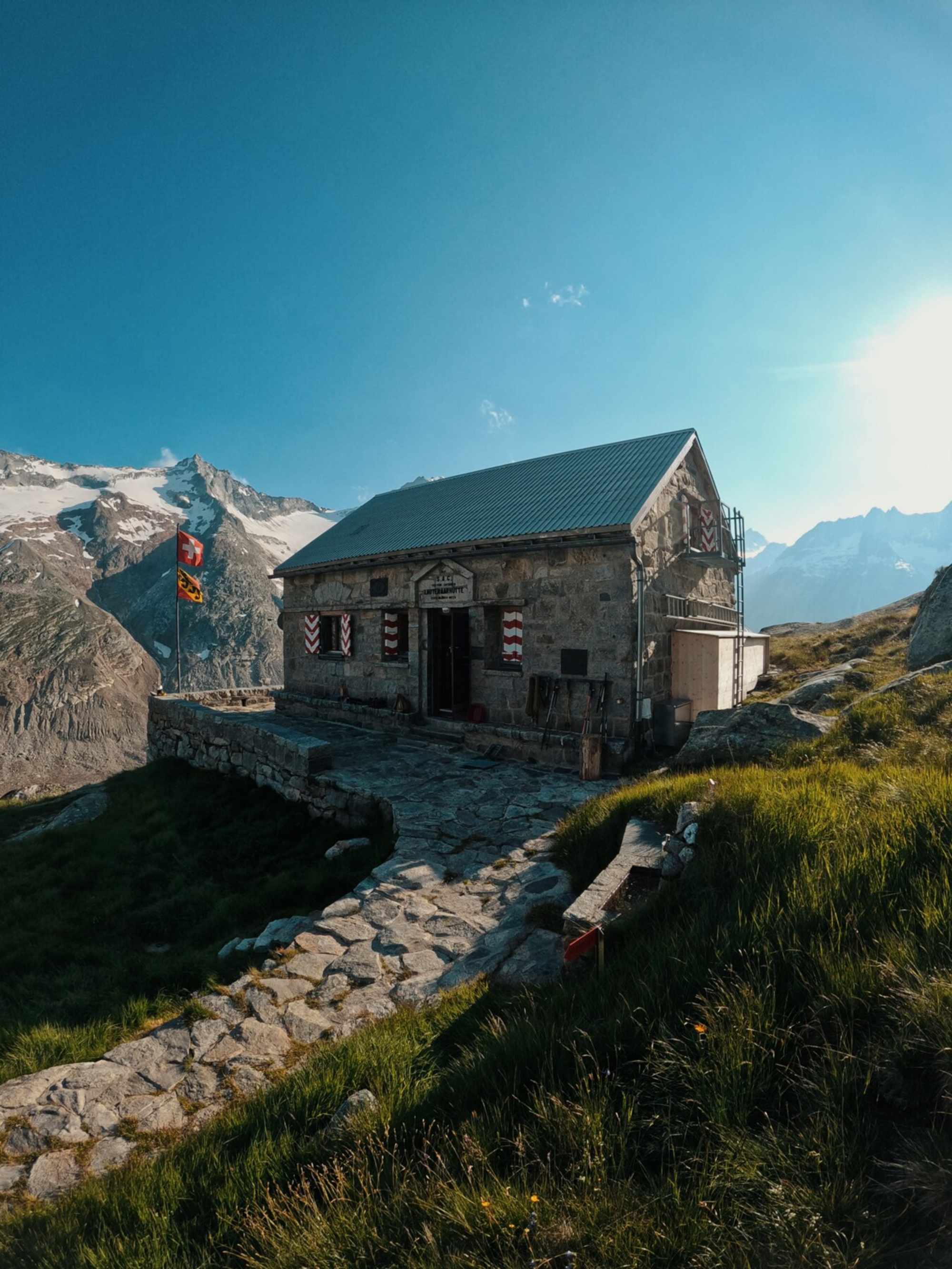 Idyllische Lage der Lauteraarhütte im Grimselgebiet