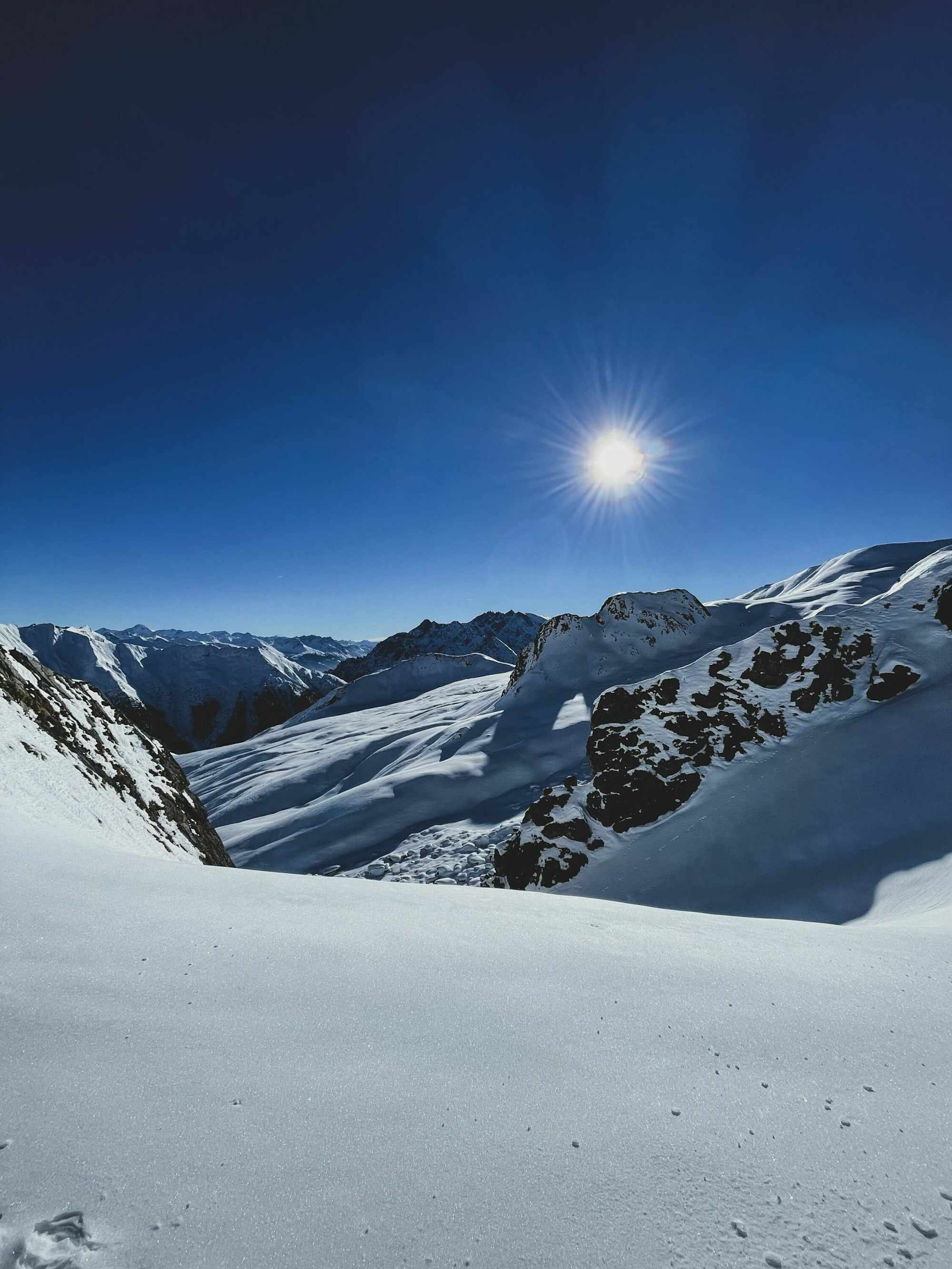 Die winterliche Weite der Samnaungruppe beim Anstieg auf den Matthäuskopf