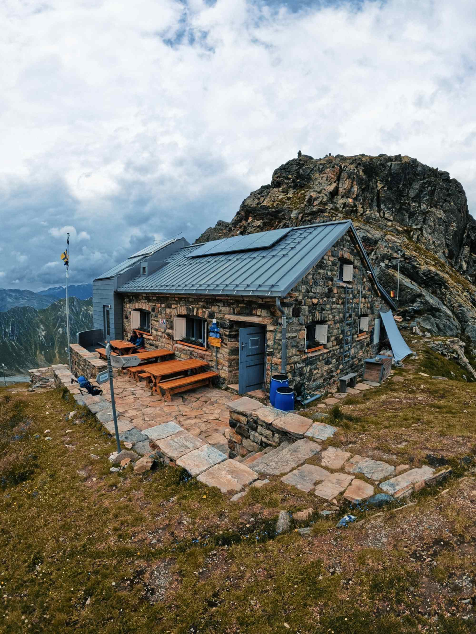 Die Medelserhütte liegt auf 2.524 m auf einem Sattel der Fuorcla da Lavaz, einem Passübergang zwischen dem Val Plattas und dem Val Lavaz