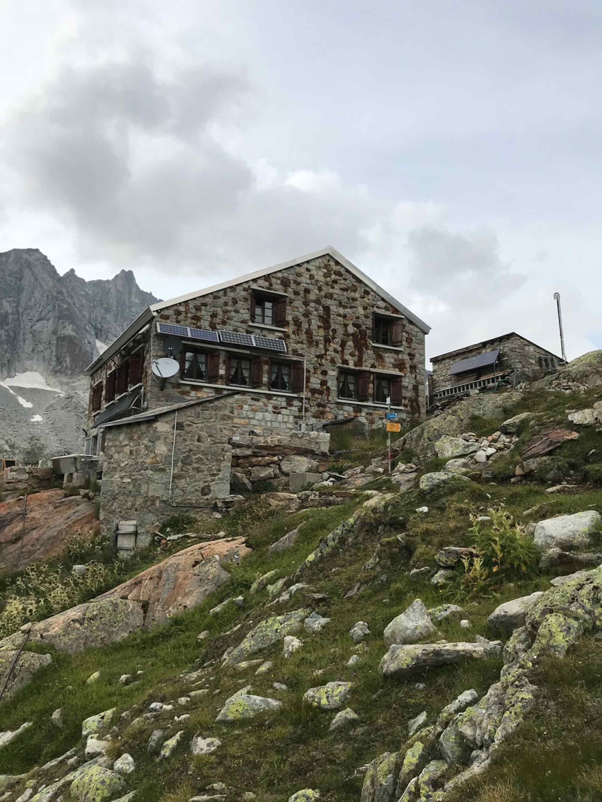 Die aus Stein errichtete Oberaletsch Hütte