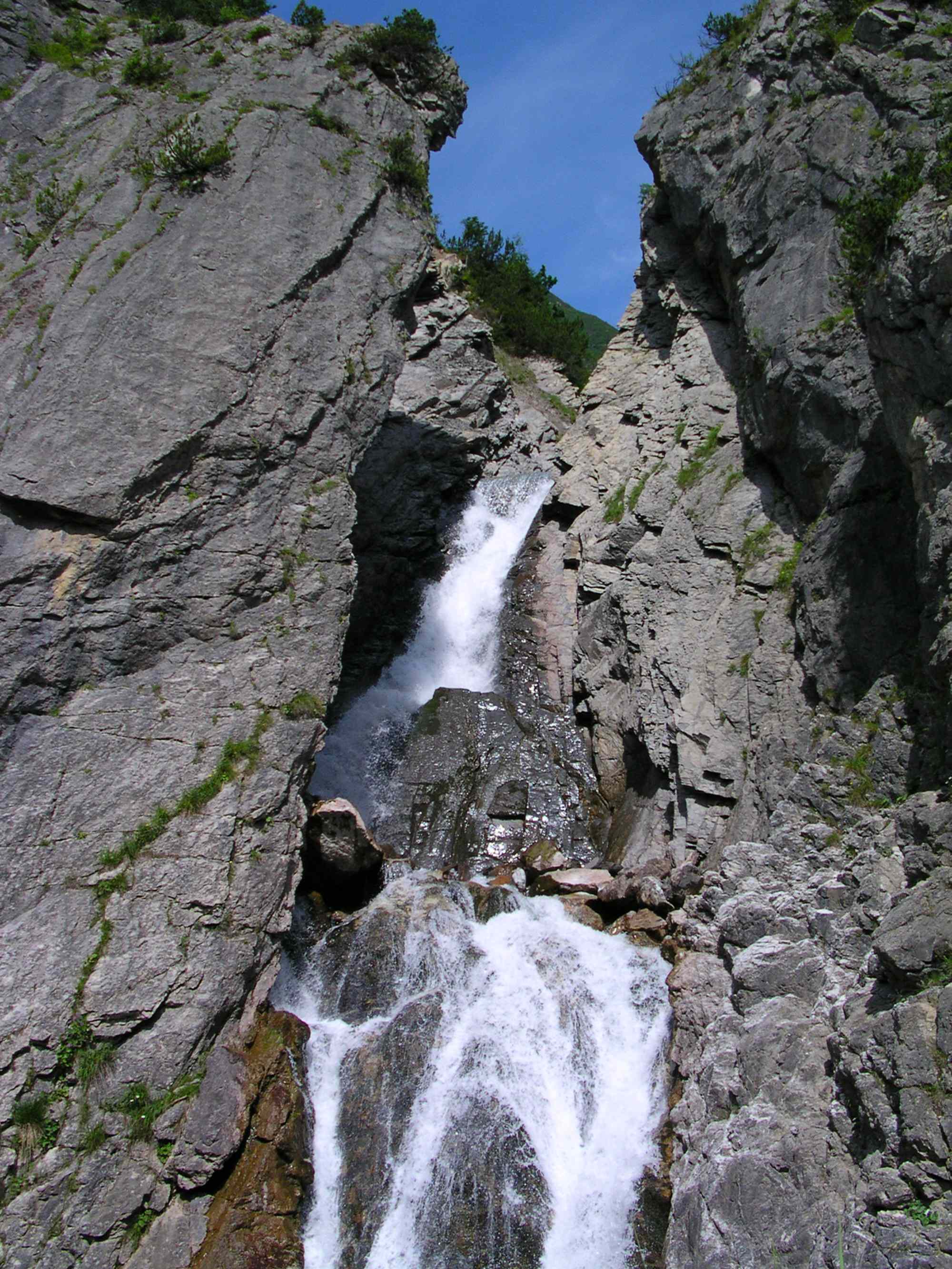Der Simmswasserfall auf dem Weg hinunter nach Holzgau