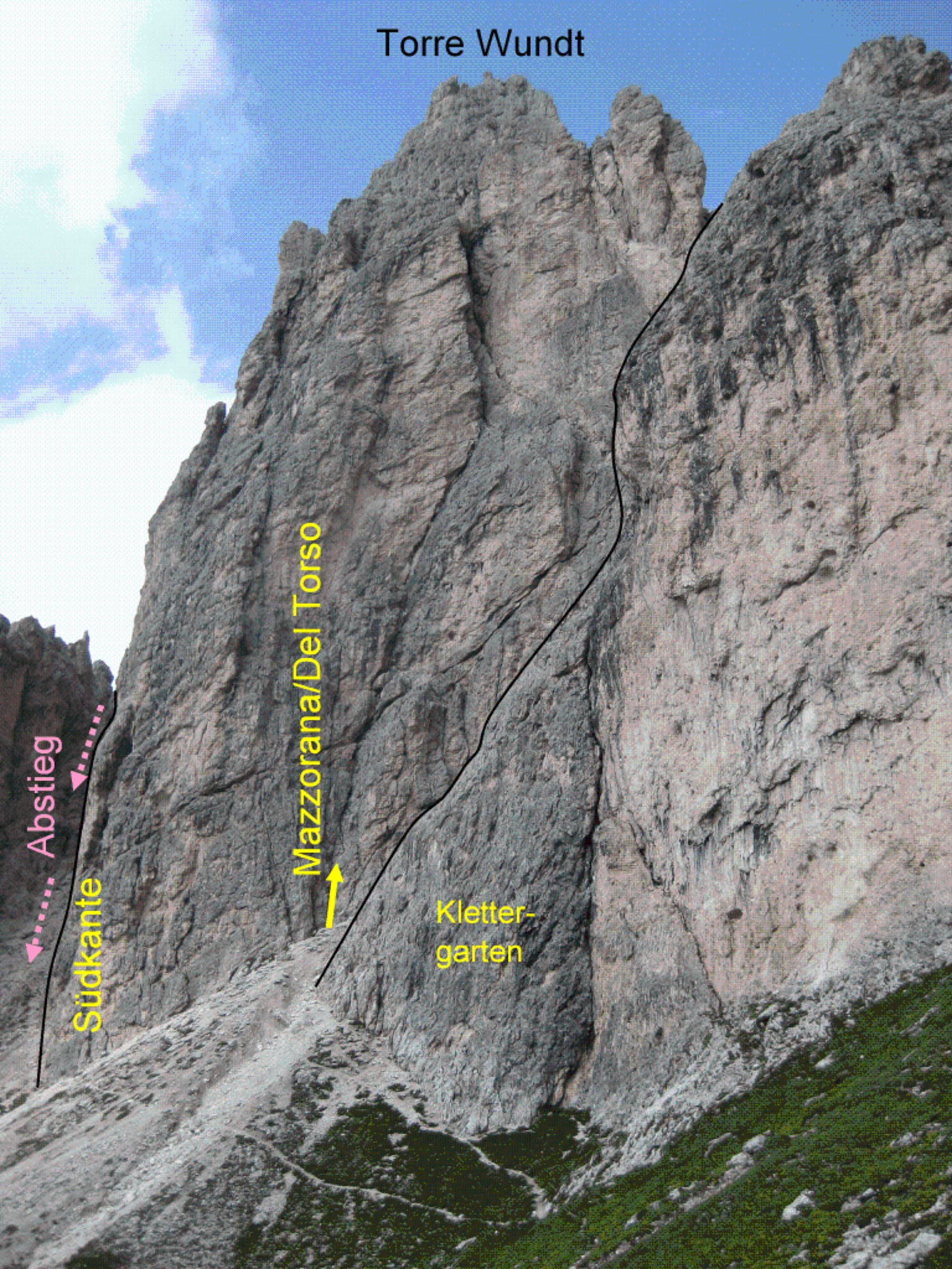Torre Wundt - Südwand. Durch die schiefe Kaminverschneidung verläuft die Mazzorana-Route.