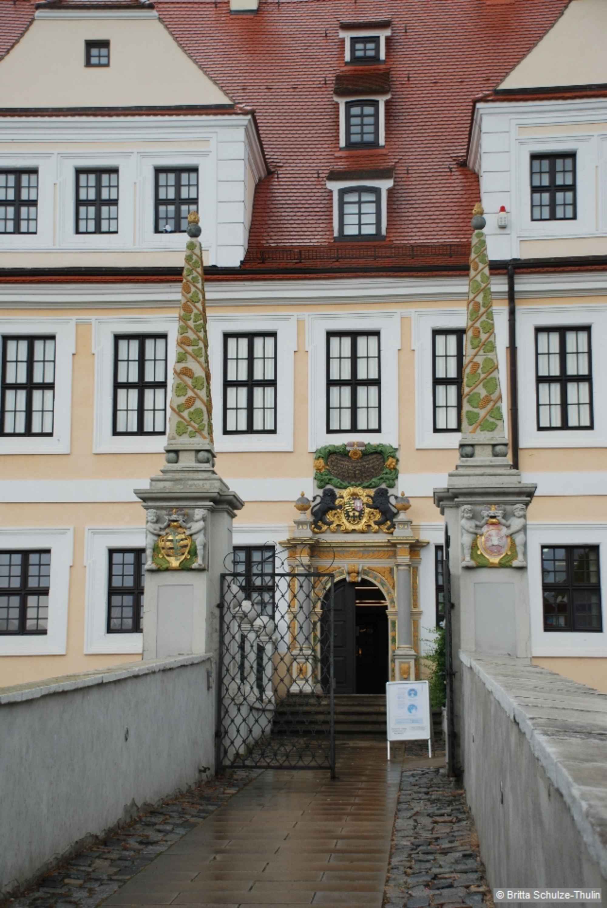 Unterwegs empfiehlt es sich, eine Besichtigung des Schlosses Delitzsch mit historischen Gemächern aus dem 18. Jh. einplanen (Mo Ruhetag).