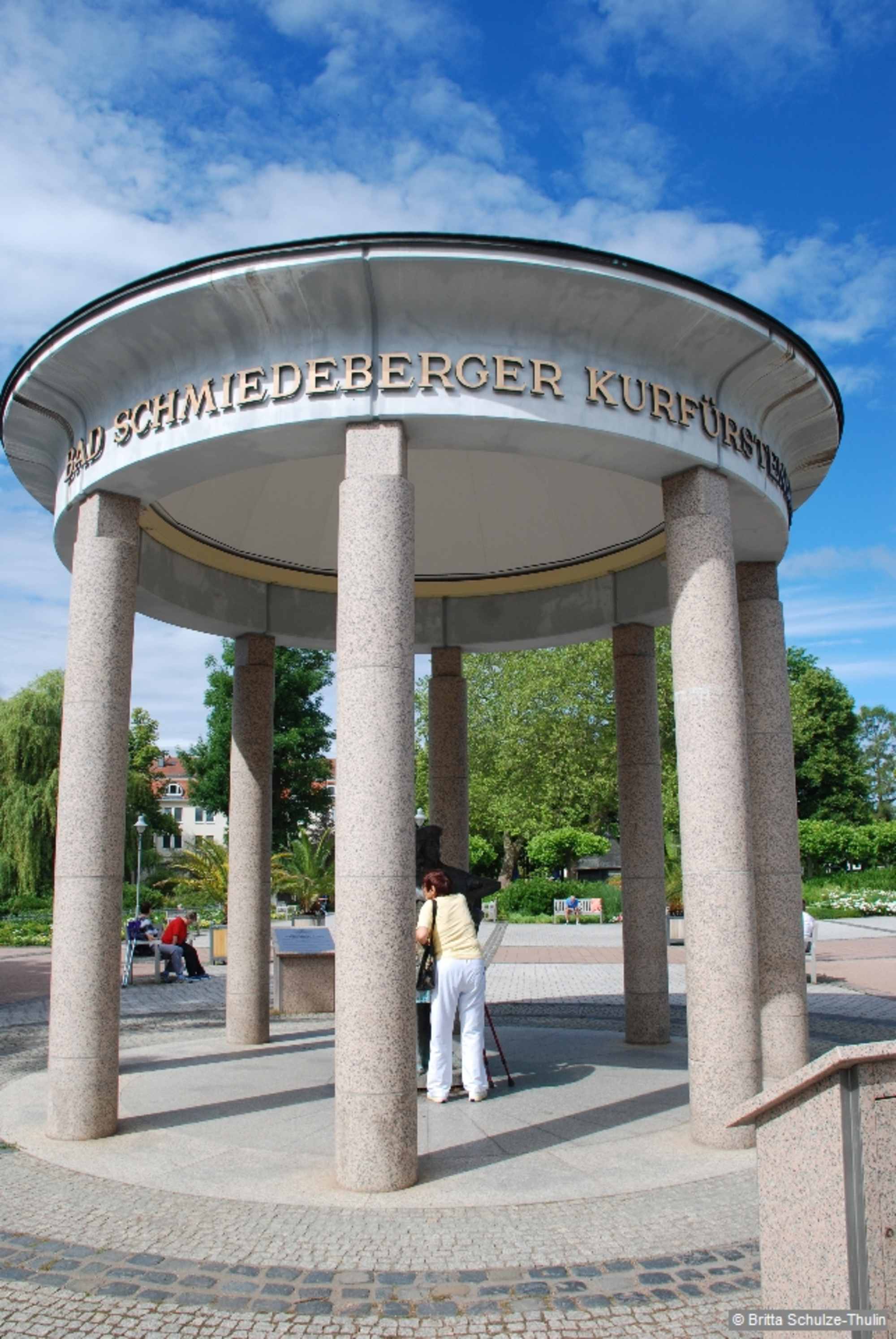 Geradeaus wird der Moritz-Hauswald-Brunnen erreicht.