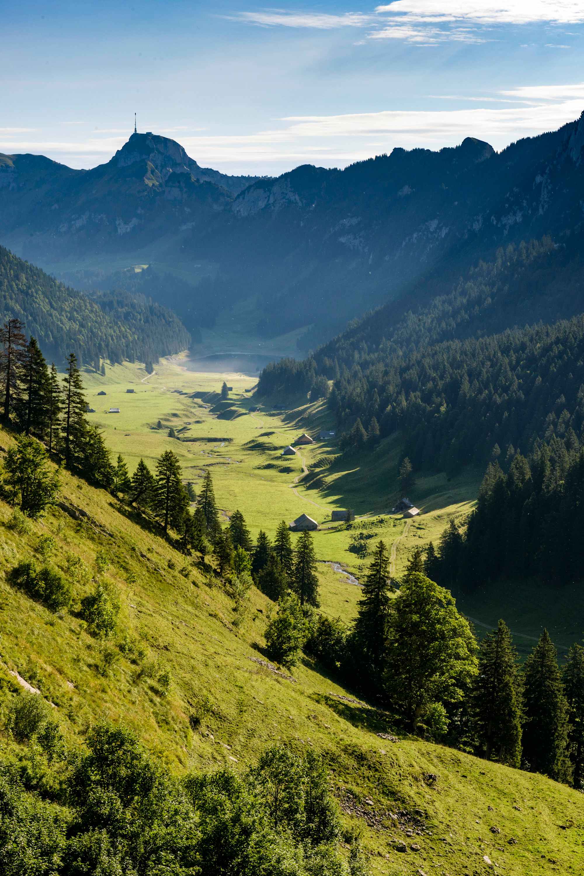 Wanderung von Bollenwees Richtung Meglisalp. Sicht auf Hoher Kasten.