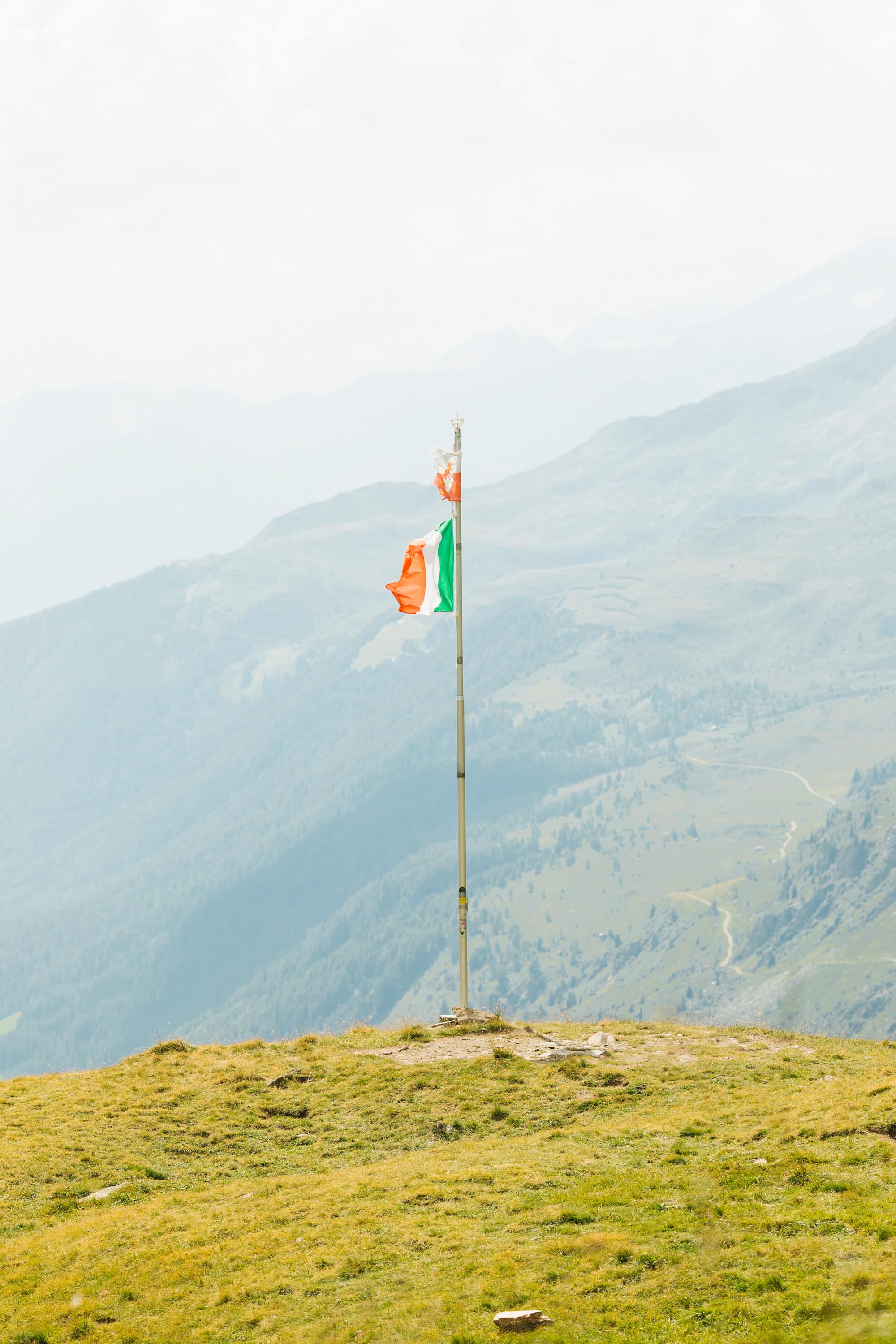 Österreichische und italienische Fahne auf der Birnlückenhütte