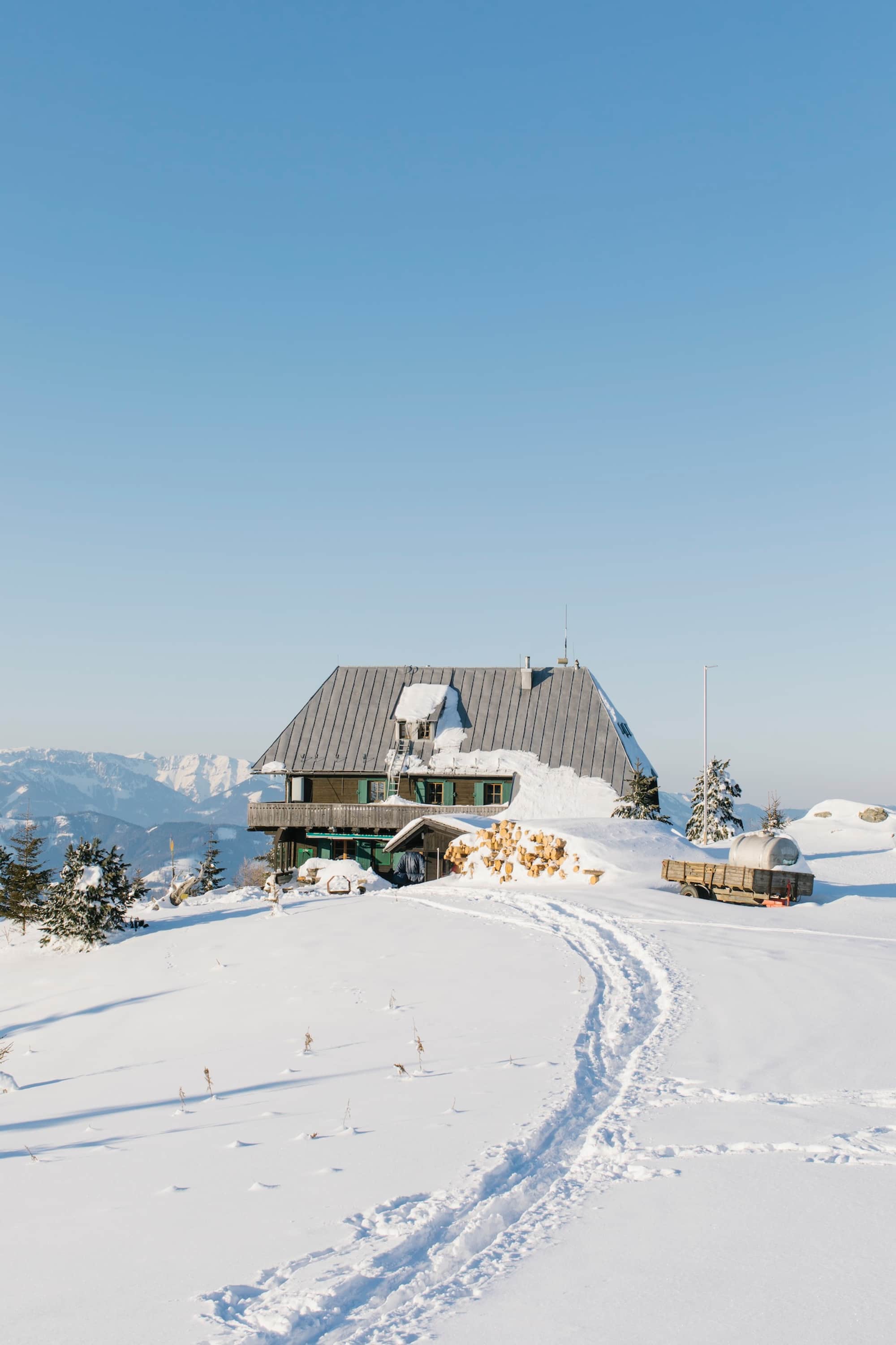 Das Otto-Kernstock-Haus steht am Gipfel-Aufbau des Rennfeldes