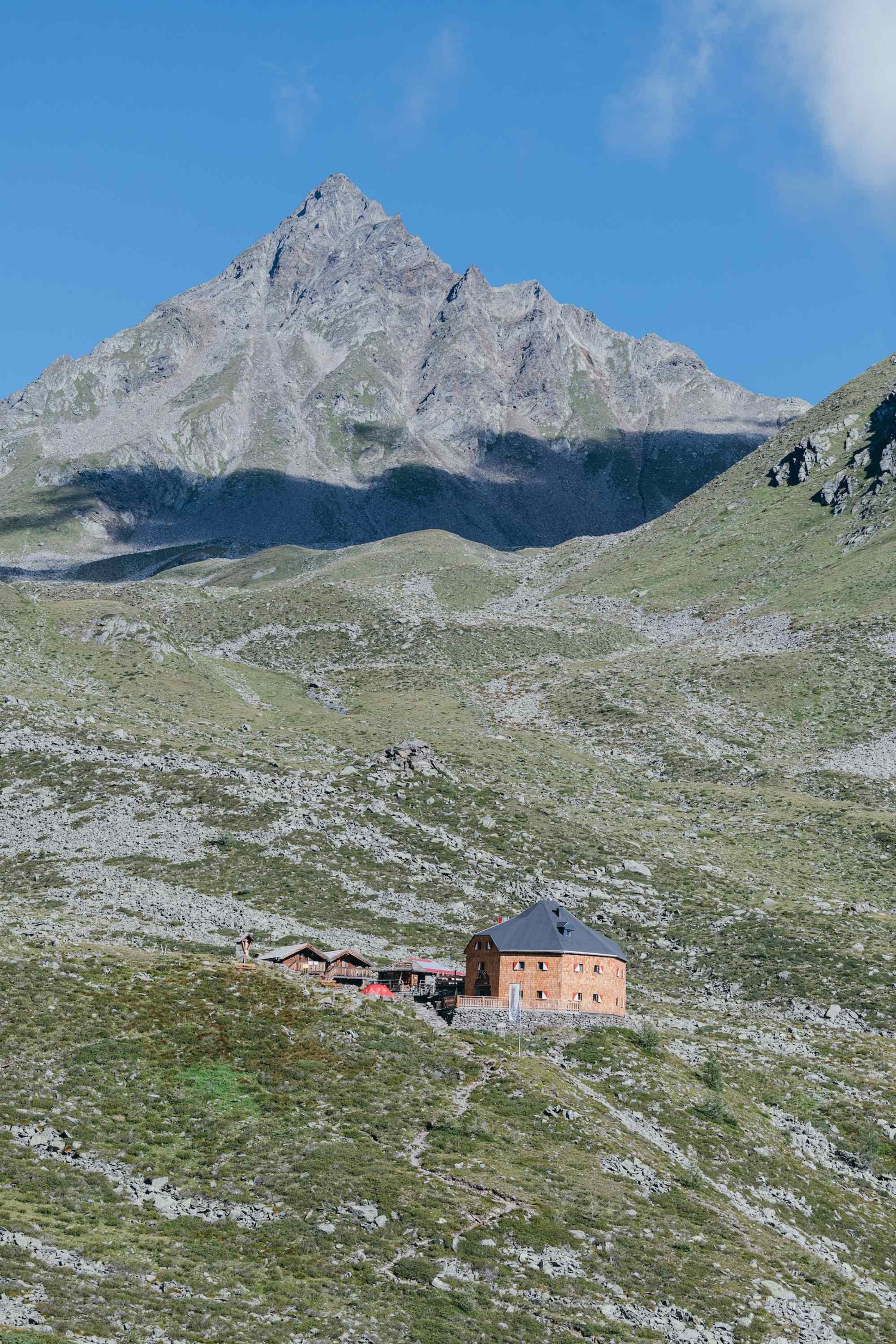 Die Lasörlinghütte ist nicht nur Ziel für Tageswanderungen, sondern auch Etappenziel des Lasörling Höhenweges.