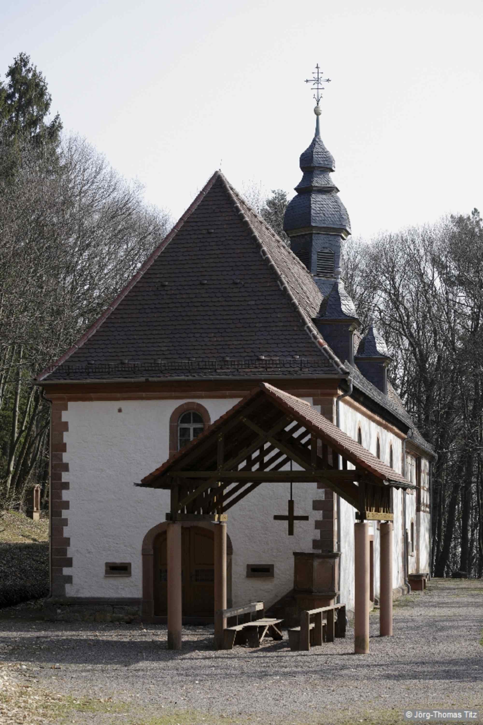 Kolmerbergkapelle. In der Nähe der Kapelle steht der Köhlerbrunnen.