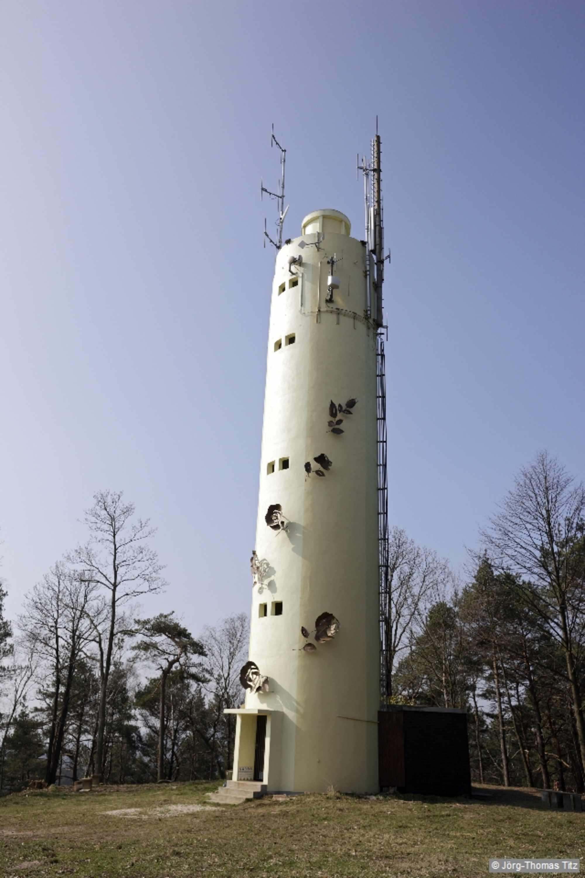 Der Turm kann bestiegen werden und bietet eine schöne Fernsicht. Wir gehen auf dem Pfälzer Weinsteig über den Stäffelsberg und verlassen diesen nach 120 m an der Gabelung. Der Schänzelturm auf dem Stäffelsberg.