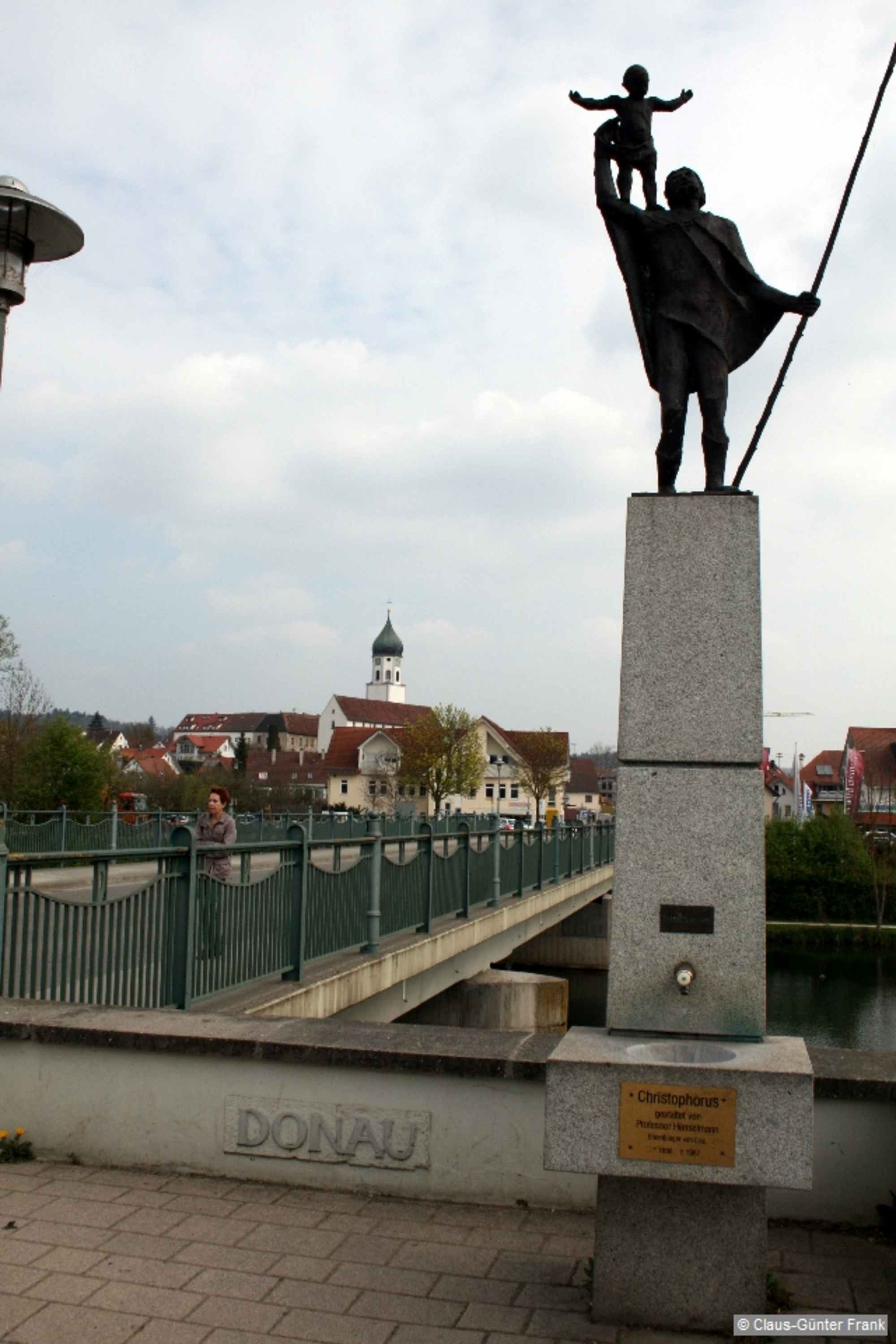 Bei der Donaubrücke überqueren wir die Straße und gehen in der Inzigkofer Straße weiter geradeaus.