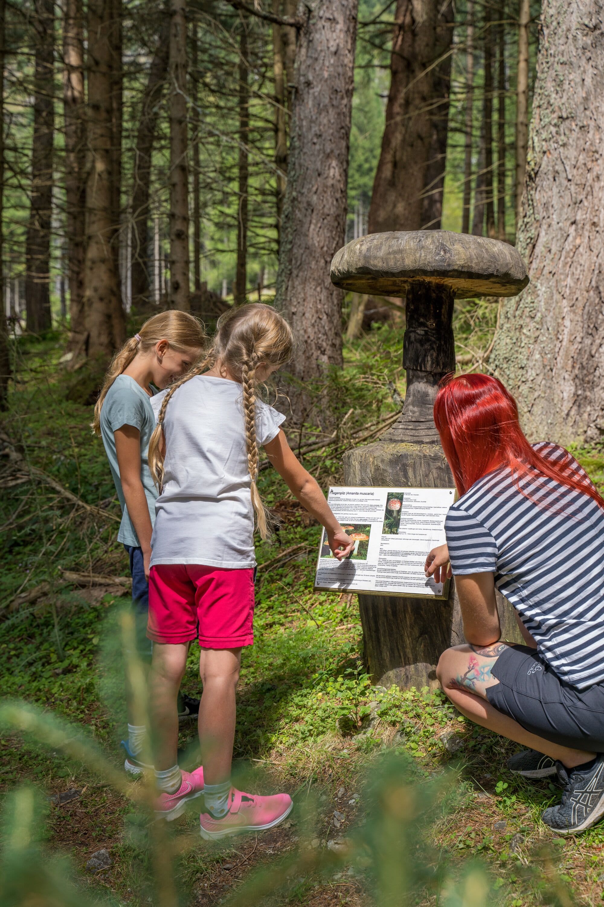 Kinder am Pilzlehrpfad Weißpriach