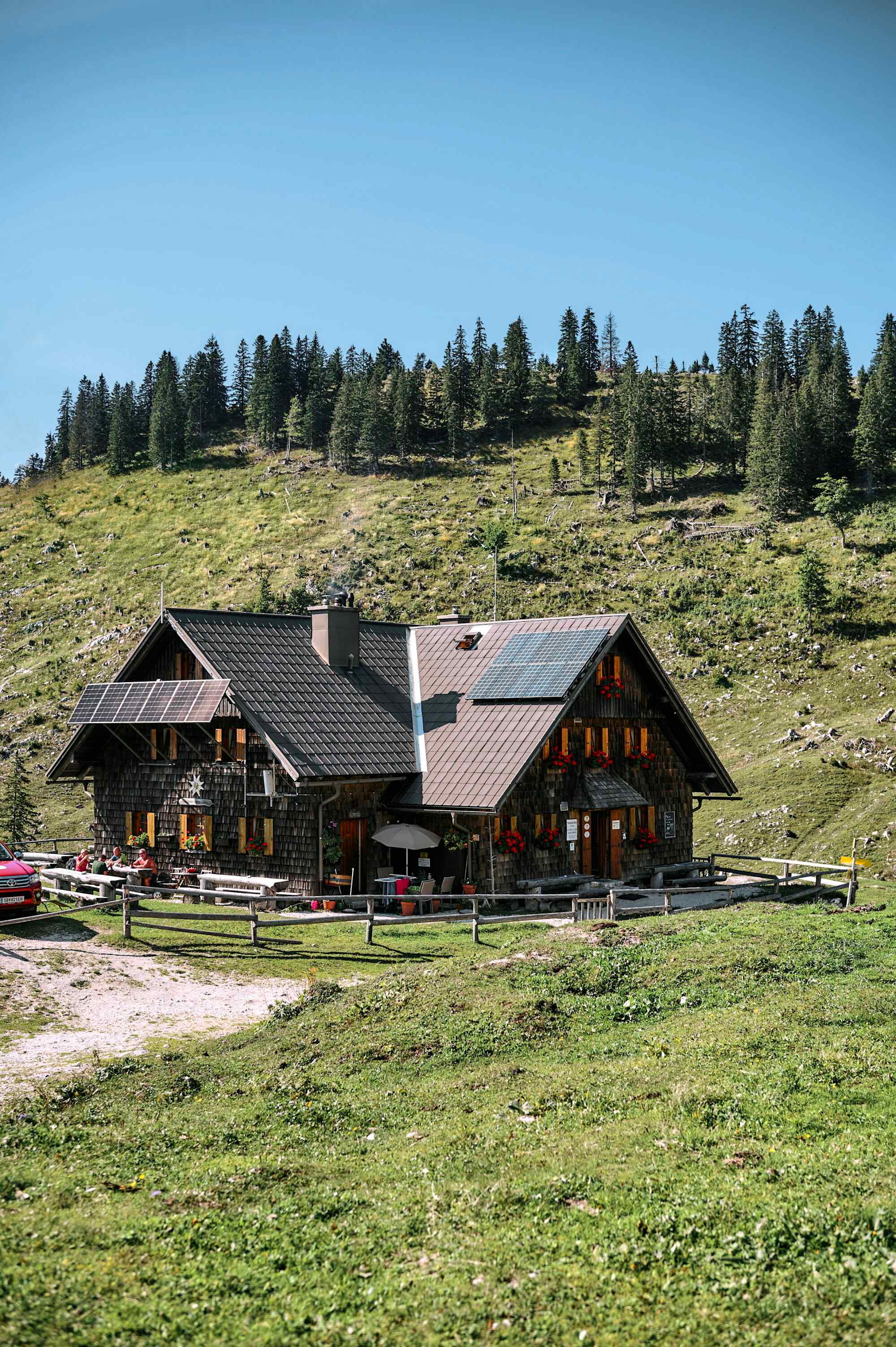 Eine Rast auf der Ybbstaler Hütte lohnt sich allein wegen der Mehlspeisen.