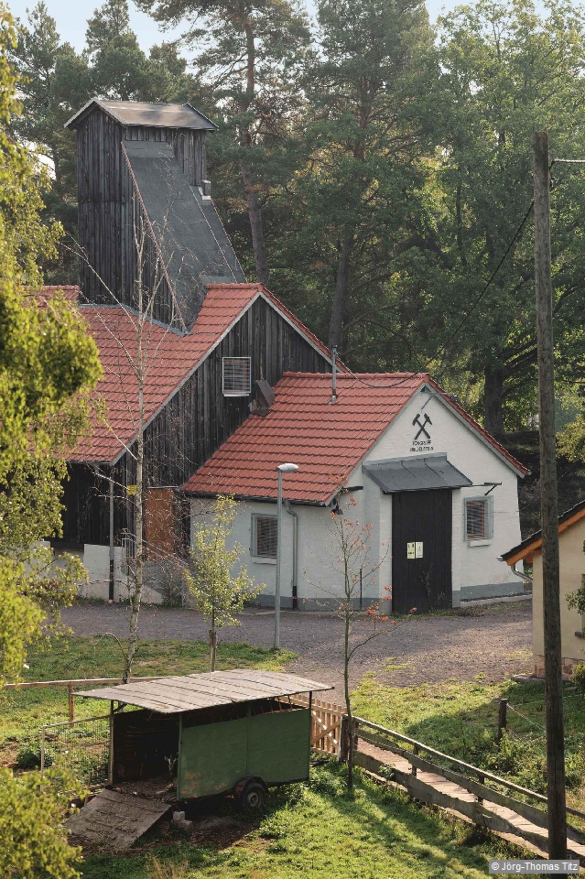 Alte Förderanlage der Grube Riegelstein im ehemaligen Tonbergbaugebiet Erdekaut.