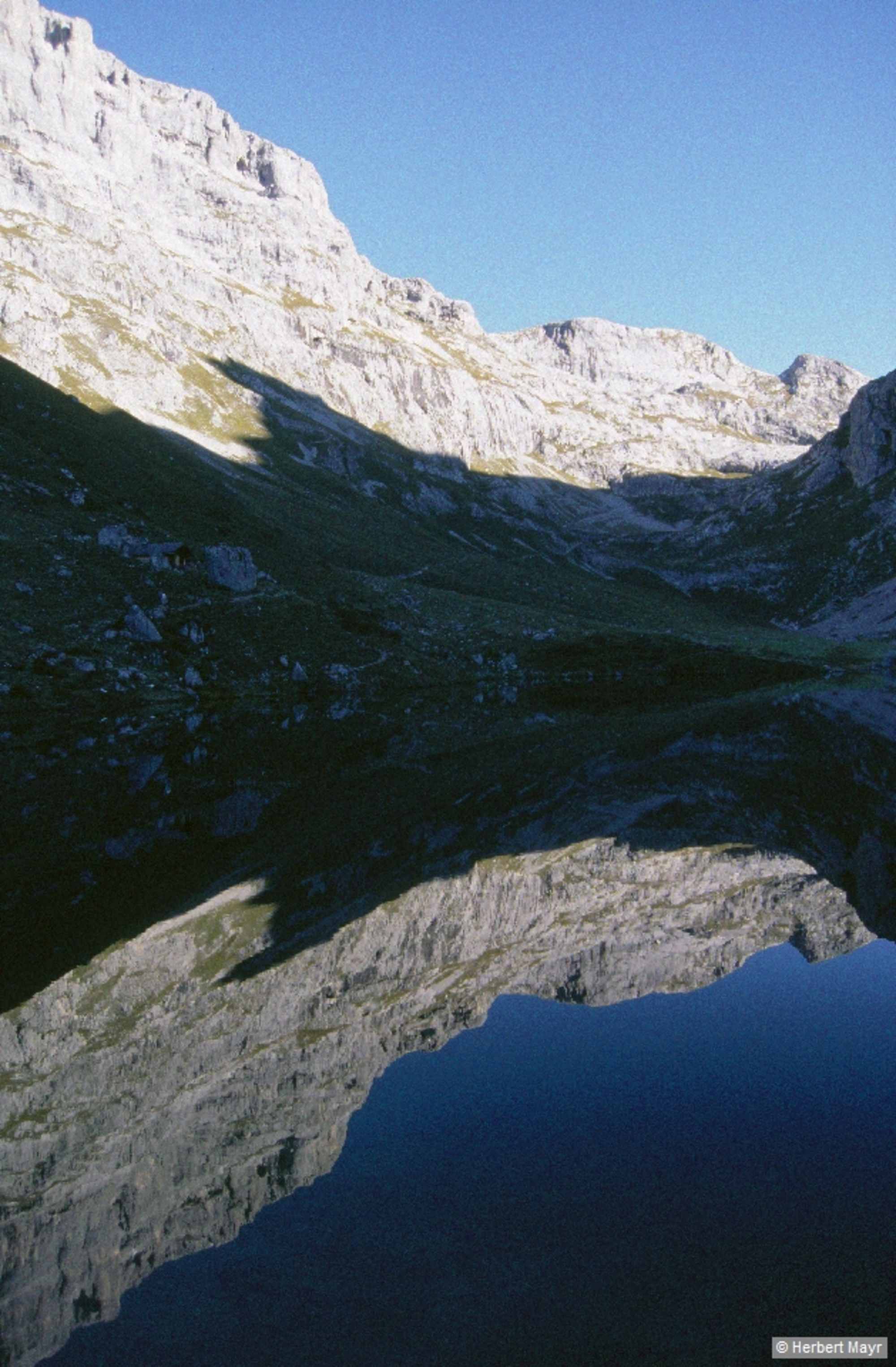 Auf einem Alpweg, später auf einem Pfad, spaziert man, zur Linken die gewaltigen Sulzfluhabstürze, am Schanielabach durch das beweidete Hochtal hinauf zum Partnunsee, 1869 m.