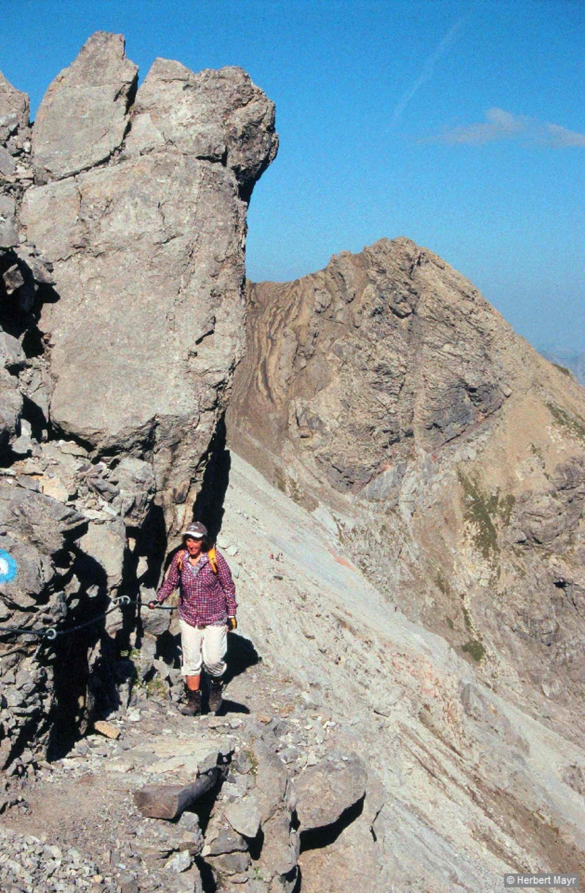 Ein anstrengender Schutthang leitet zu einem Sattel auf der Abbruchkante des Brandner-Gletscher-Beckens, über die man die Mannheimer Hütte, 2679 m, erreicht (Übernachtung).