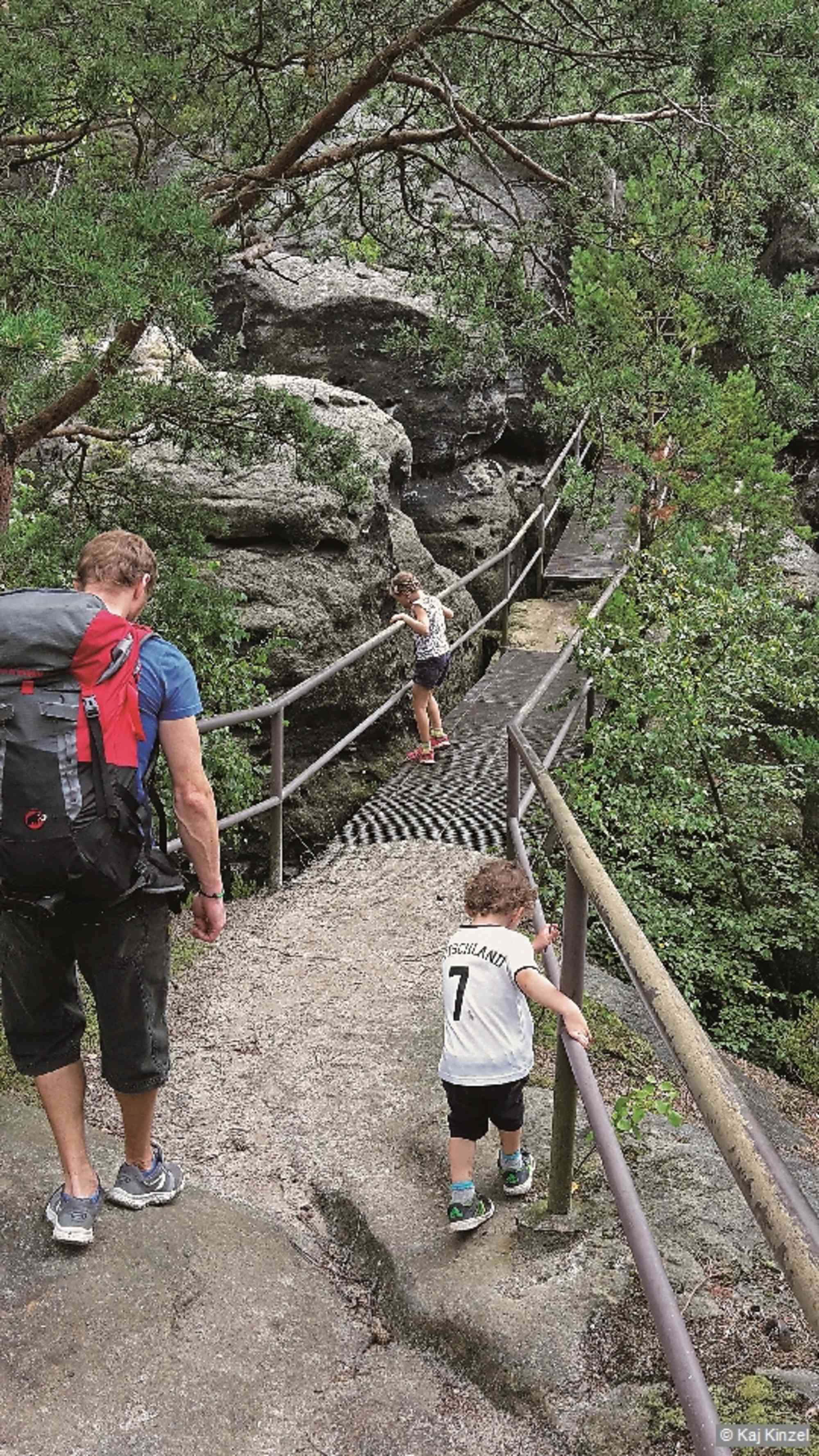 Auf dem Rauenstein-Gratweg lassen Eisenbrücken, Treppen und Leitern keine Langeweile aufkommen.