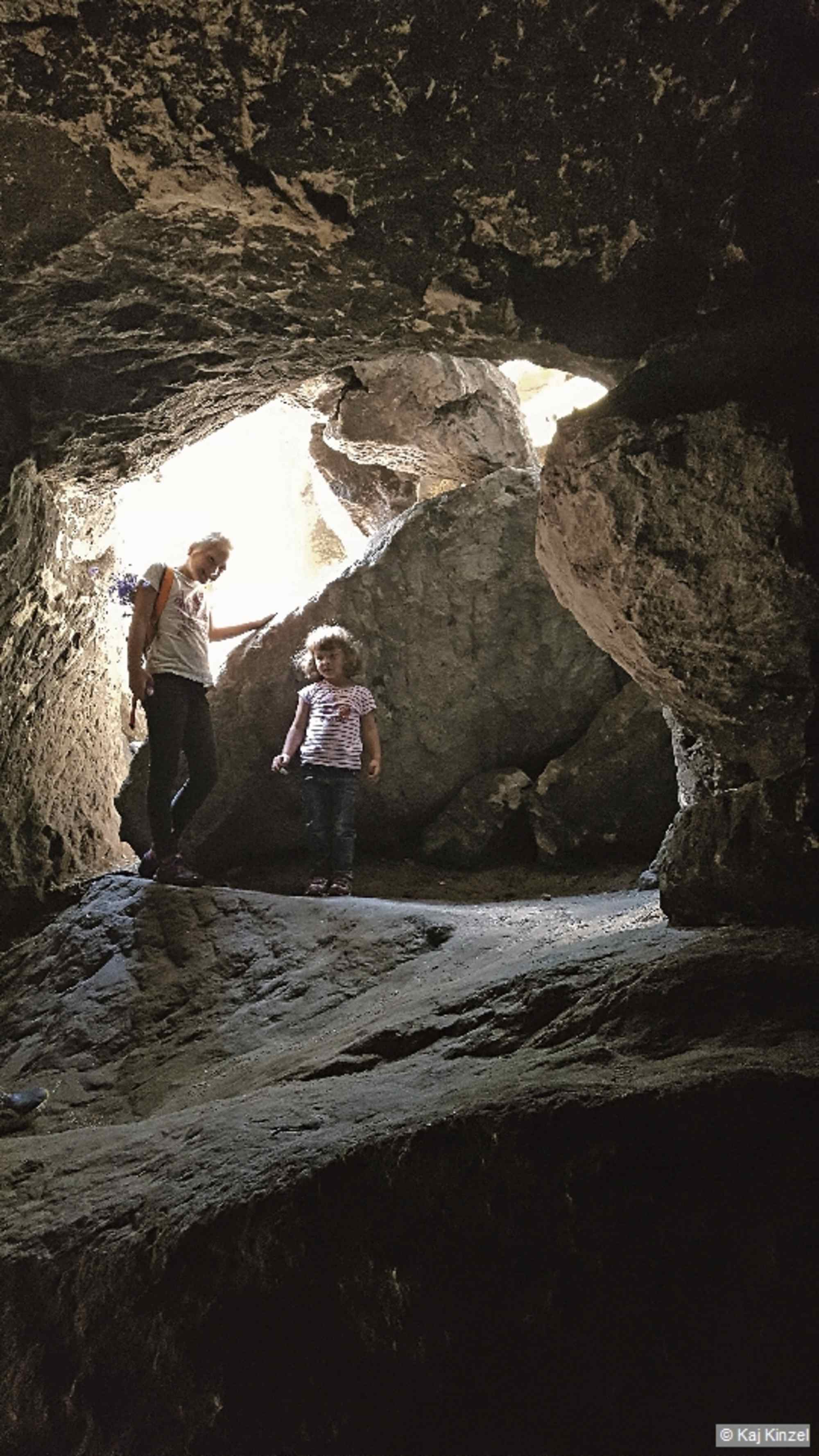 Spannend ist schon der Blick ins Dunkel am Eingang der Hampelhöhle.