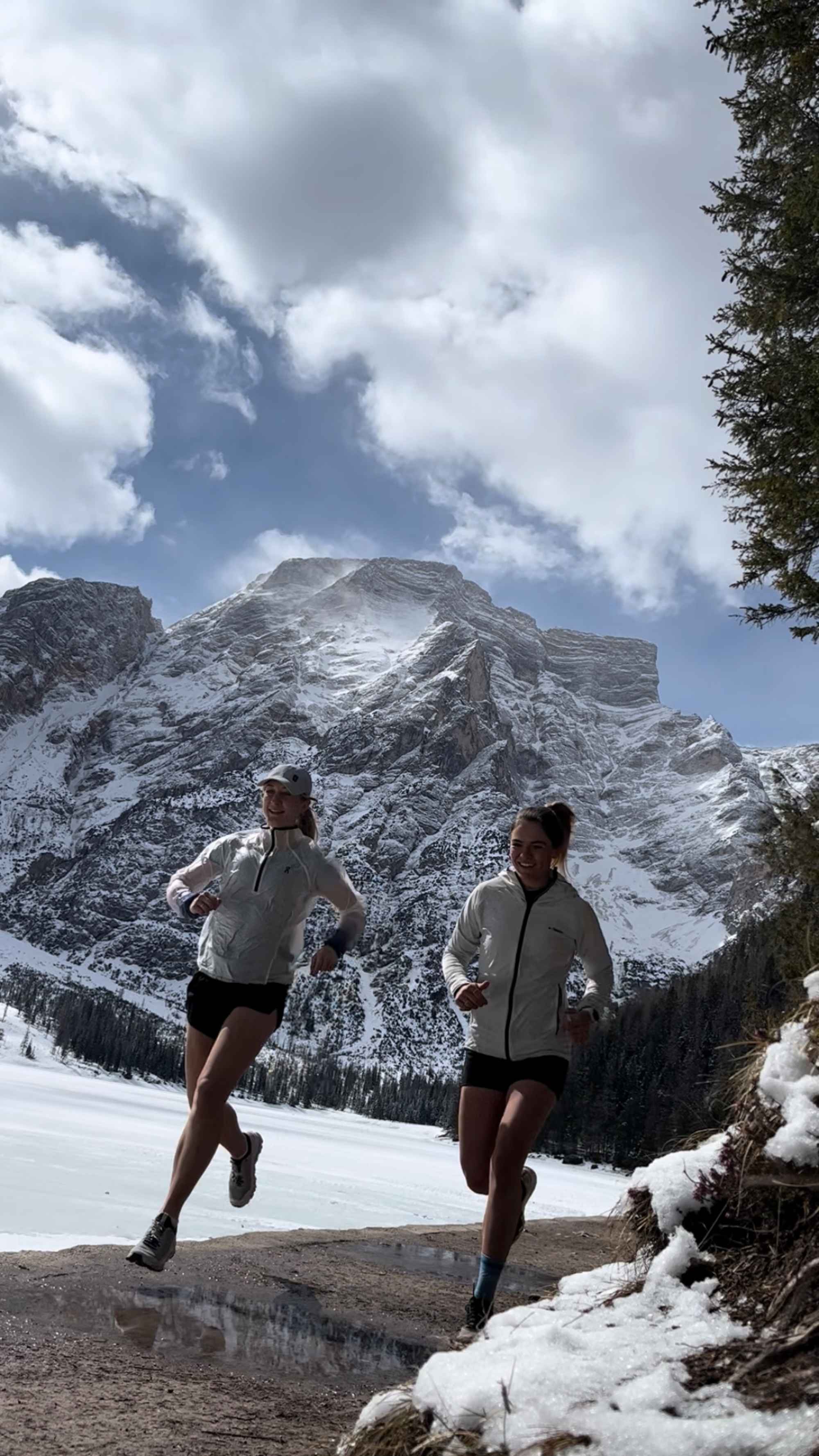 Tolles Bergpanorama am Pragser Wildsee - Trailrunning ist auch früh im Jahr schon möglich.
