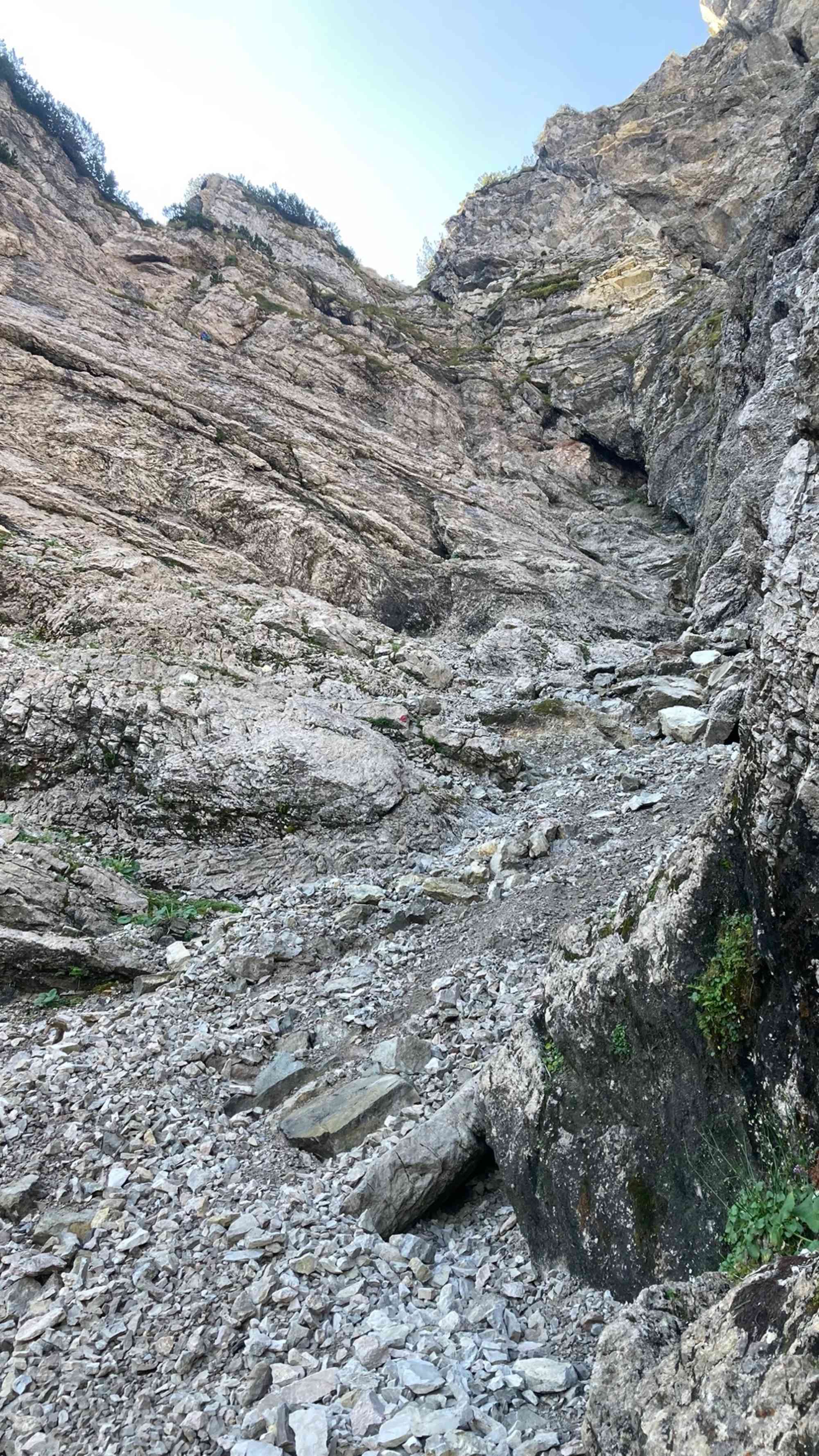 Schlüsselstelle mit Kamin im Ausstieg Mittleres Kraxenbachtal