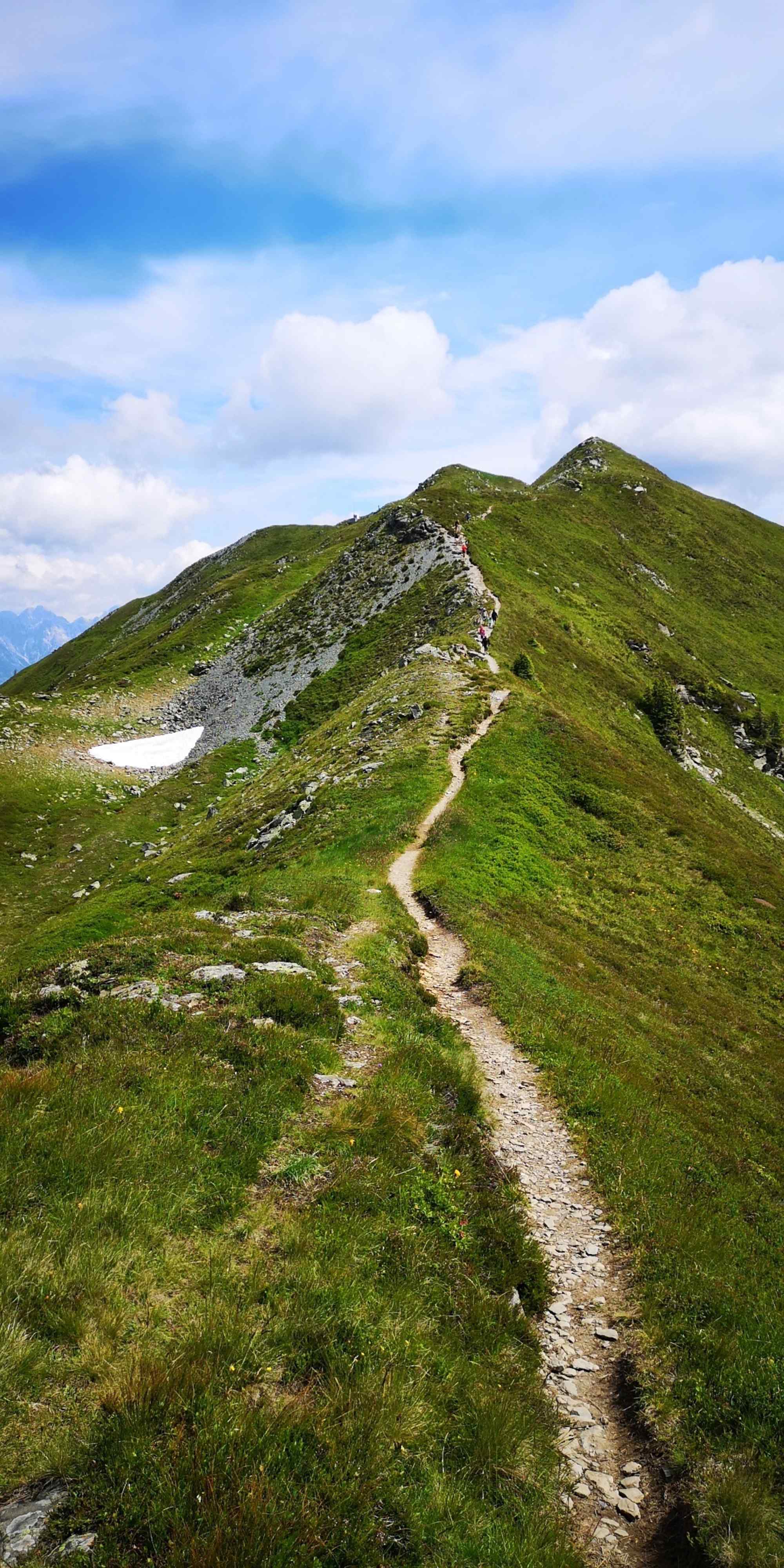 Schmaler Pfad - tolles Panorama