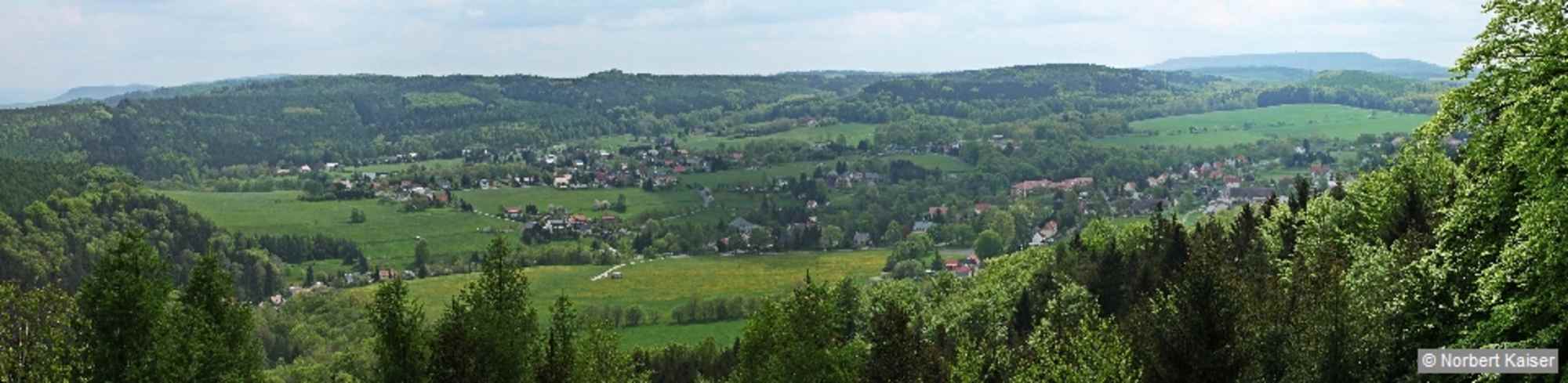 Blick vom Bernhardstein (425 Meter) in den Nikolsdorfer Wänden auf Bielatal (ehemals selbständige Dörfer Hermsdorf und Reichstein).