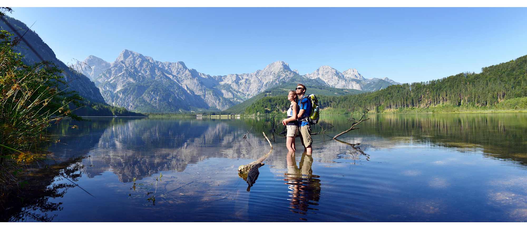 Der Almsee mit dem Toten Gebirge im Hintergrund