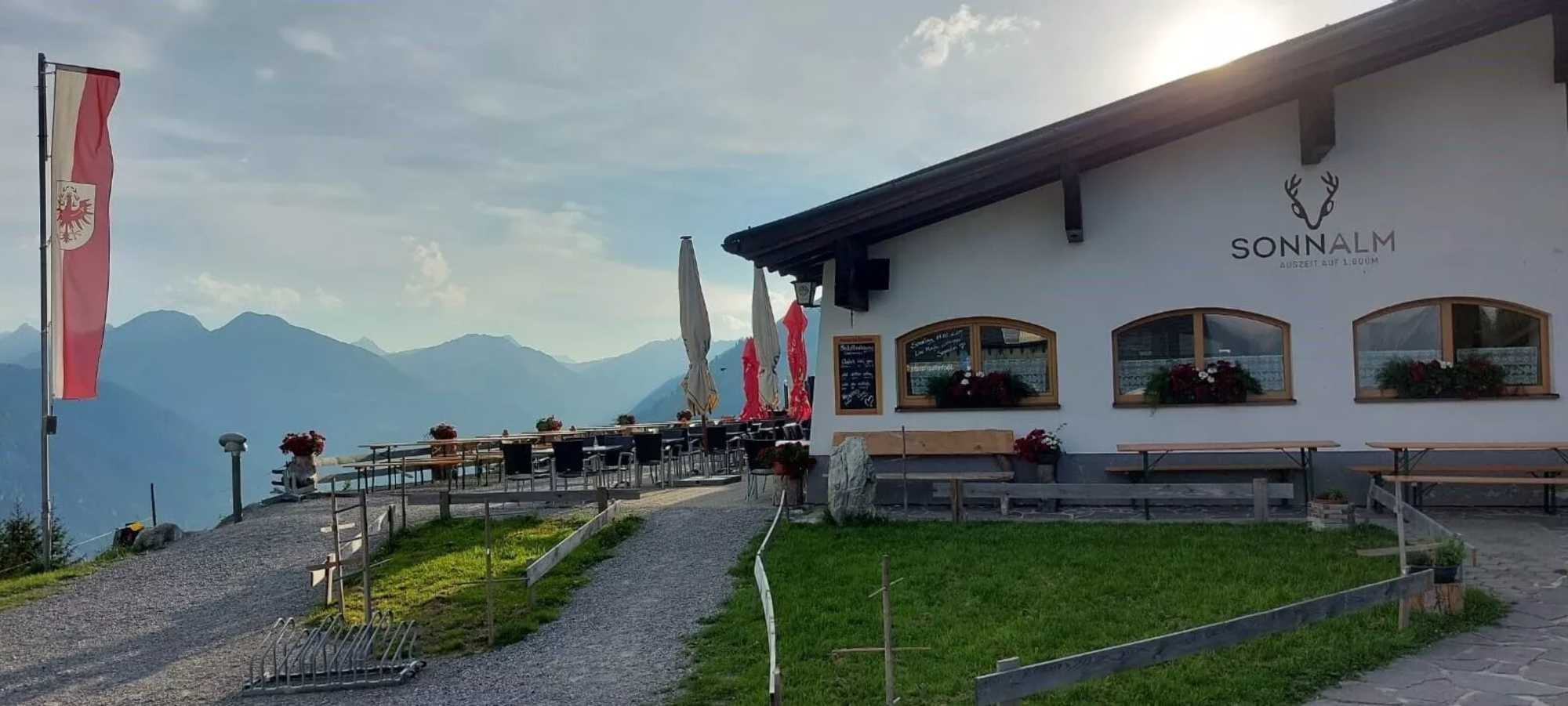 Die Sonnalm befindet sich in unmittelbarer Nähe der Bergstation der Jöchelspitzbahn im Lechtal.