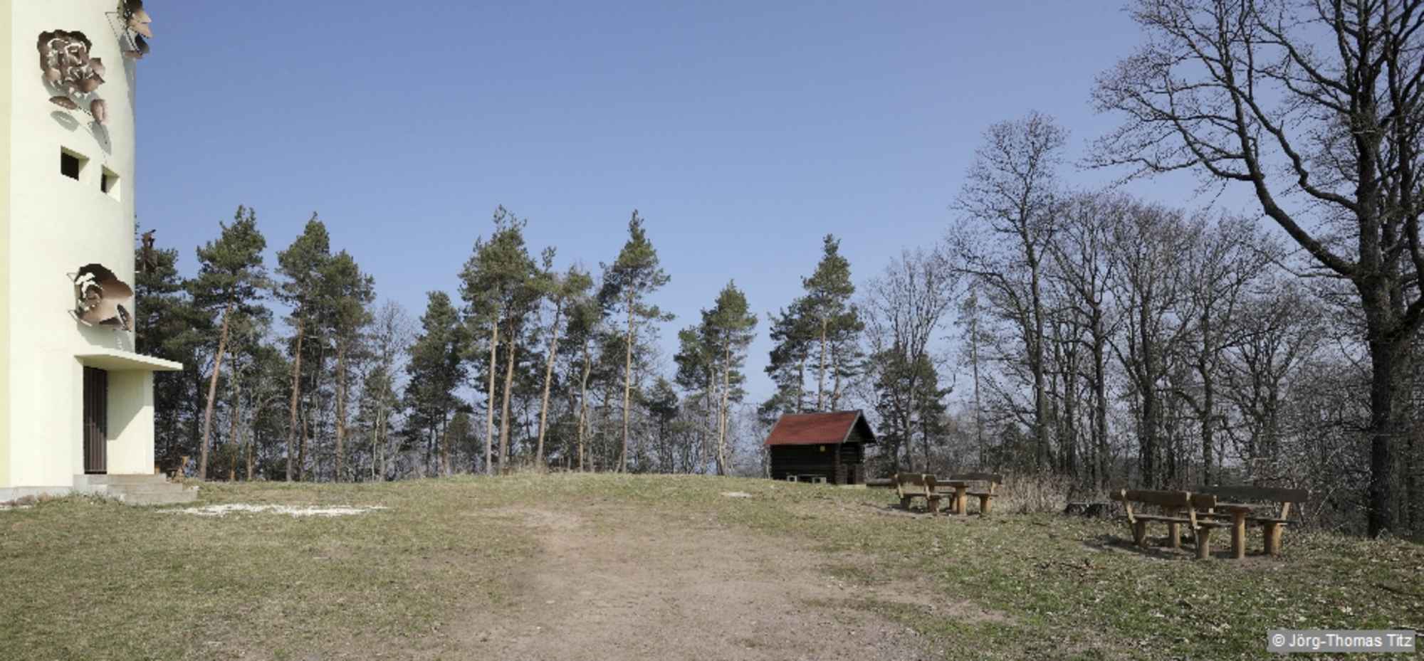 Wir folgen diesen Wegen sowie dem Pfälzer Weinsteig weiter bergauf zum Schänzelturm auf dem 481 m hohen Stäffelsberg. Rastplätze neben dem Turm.