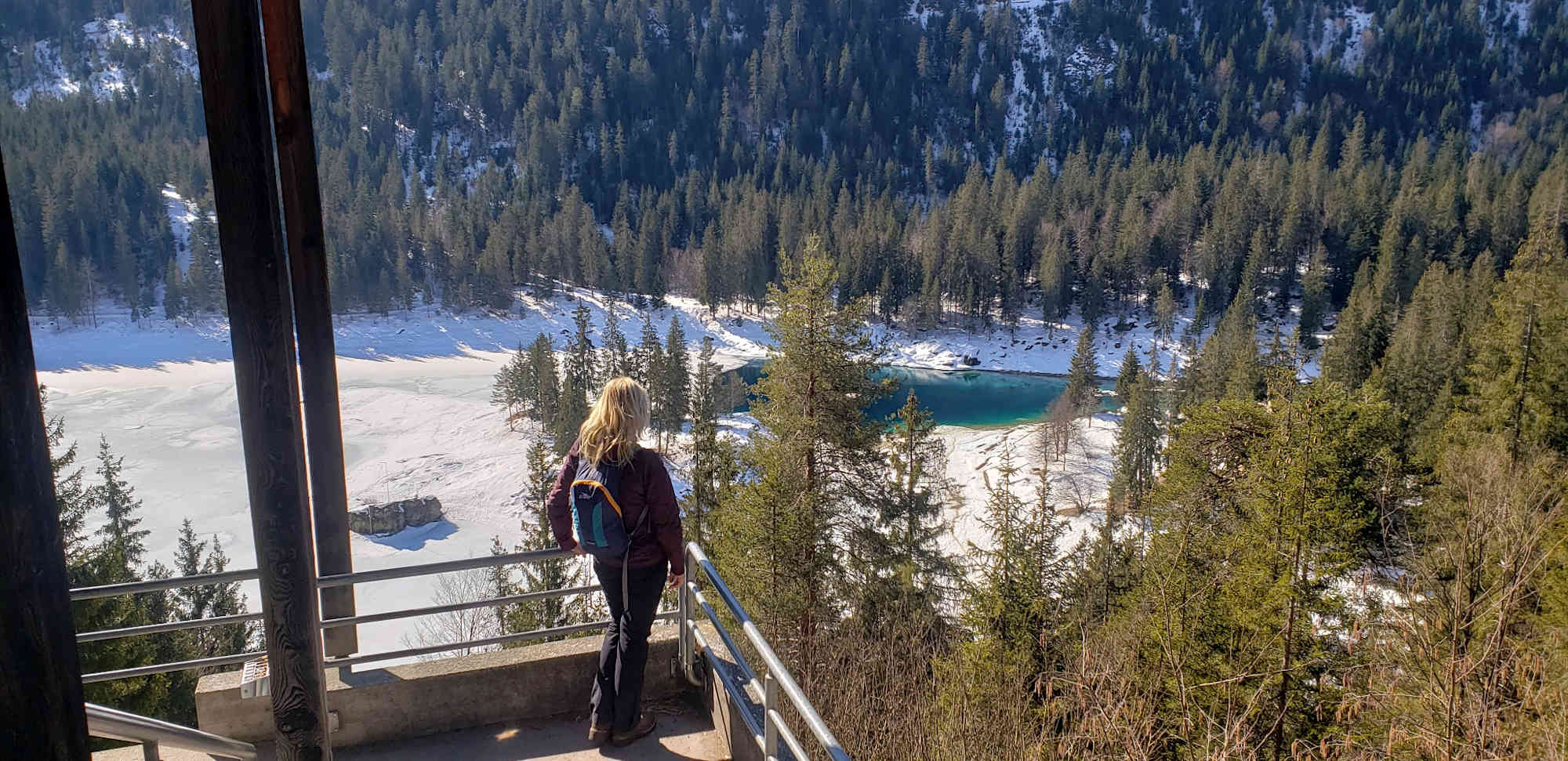 Blick von der Aussichtsplattform zum Caumasee