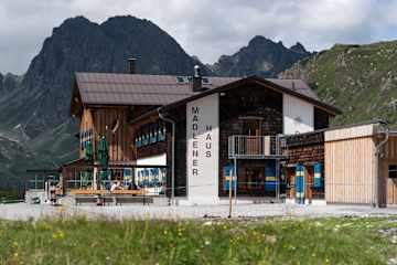 Das Madlenerhaus unterhalb der Bielerhöhe am Silvretta-Stausee