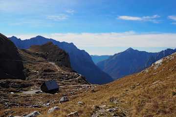 Blick vom Mangartpass auf die Koča na Mangrtskem sedlu